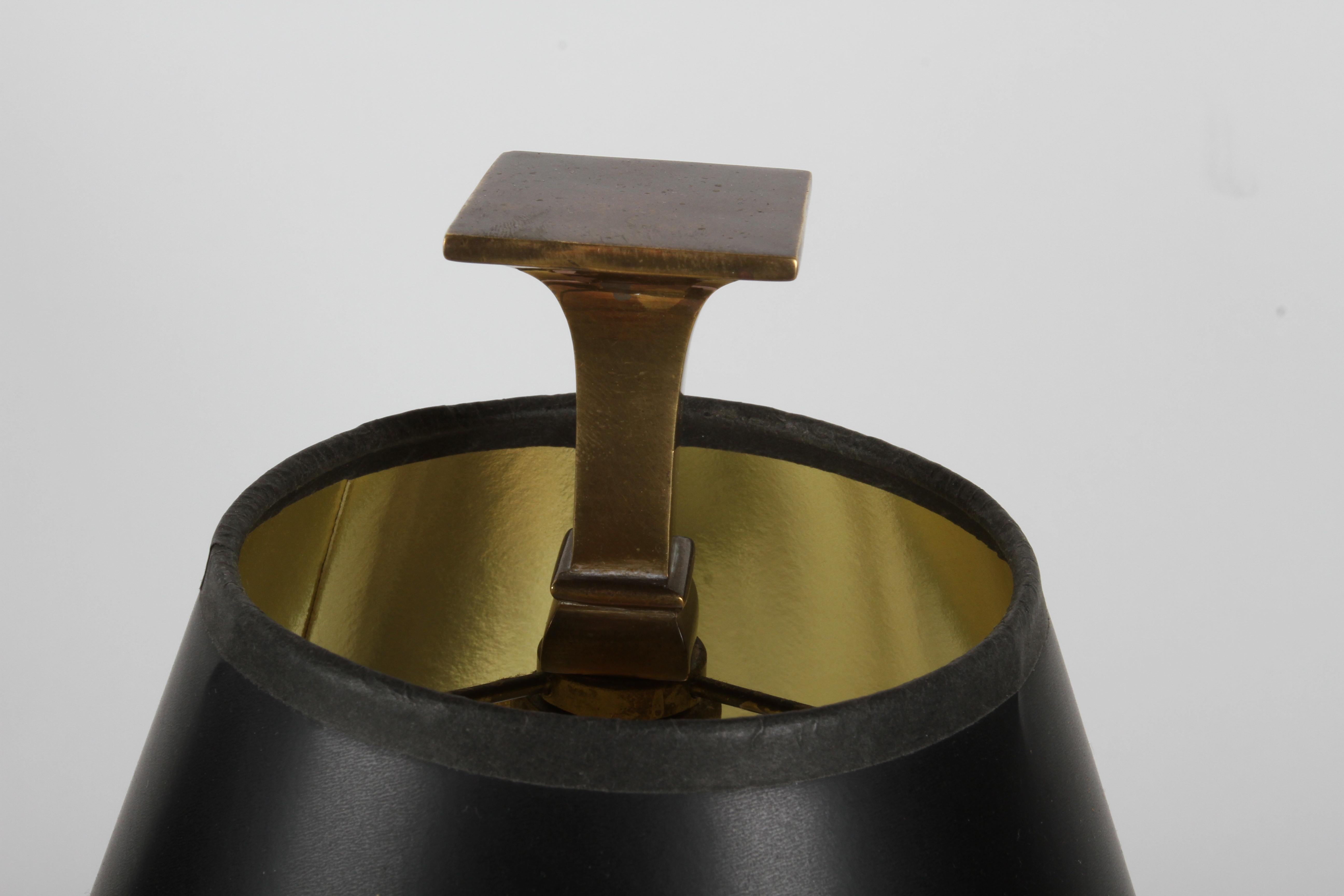 Inconnu Paire de Chapman Lamp Co. des années 1980 Grandes lampes de table à chandelier en laiton - Abat-jours noirs en vente