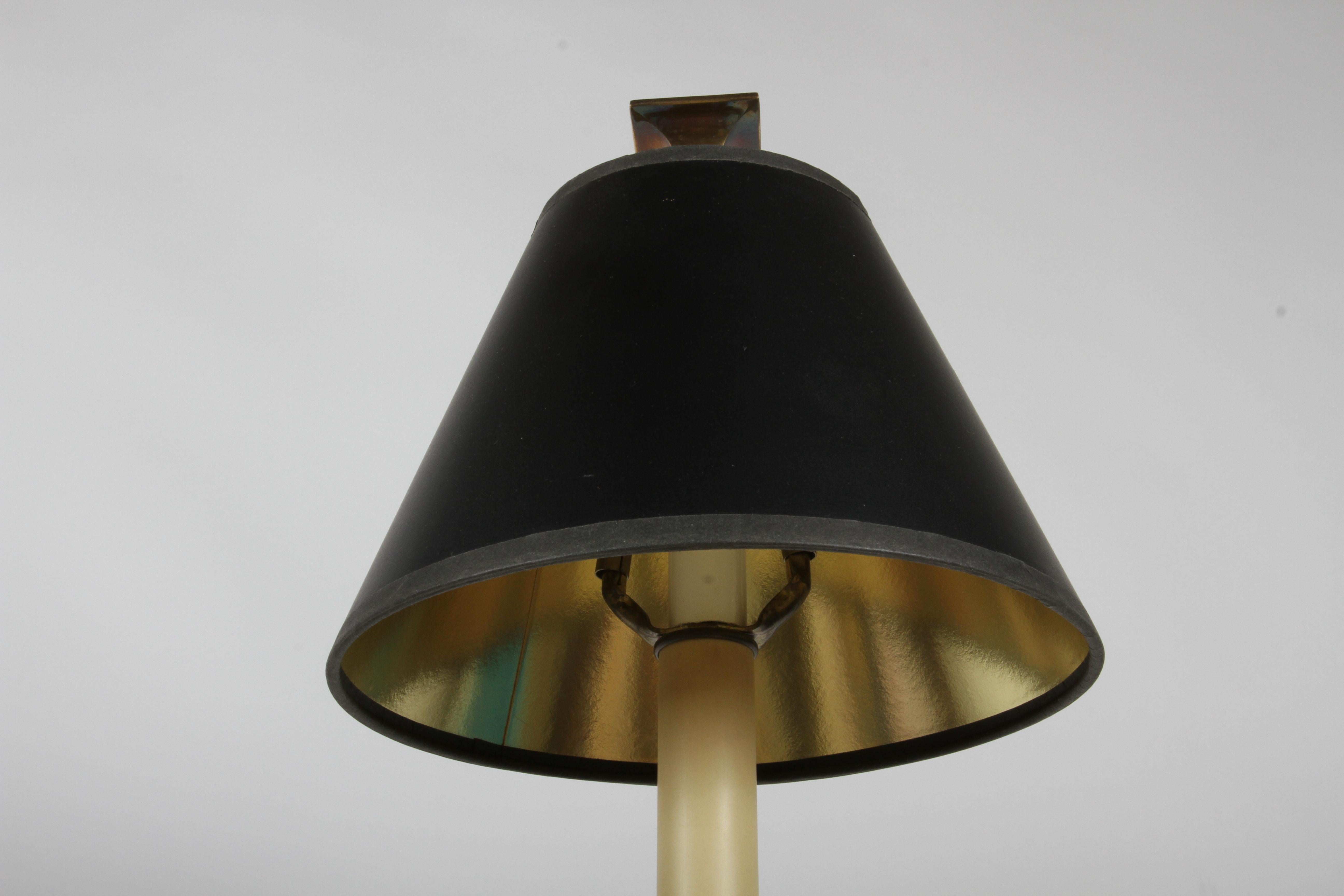 Fin du 20e siècle Paire de Chapman Lamp Co. des années 1980 Grandes lampes de table à chandelier en laiton - Abat-jours noirs en vente