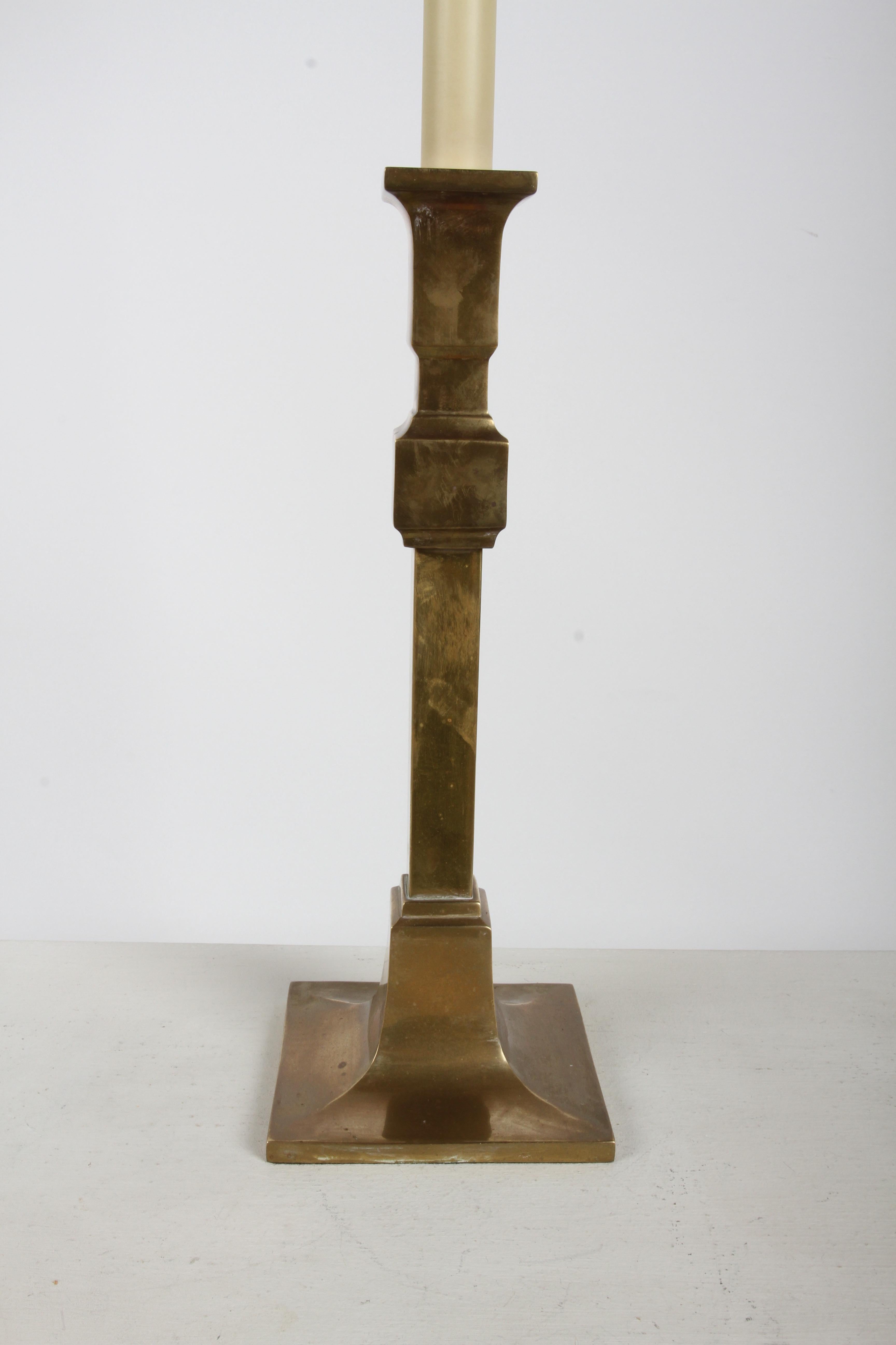 Laiton Paire de Chapman Lamp Co. des années 1980 Grandes lampes de table à chandelier en laiton - Abat-jours noirs en vente