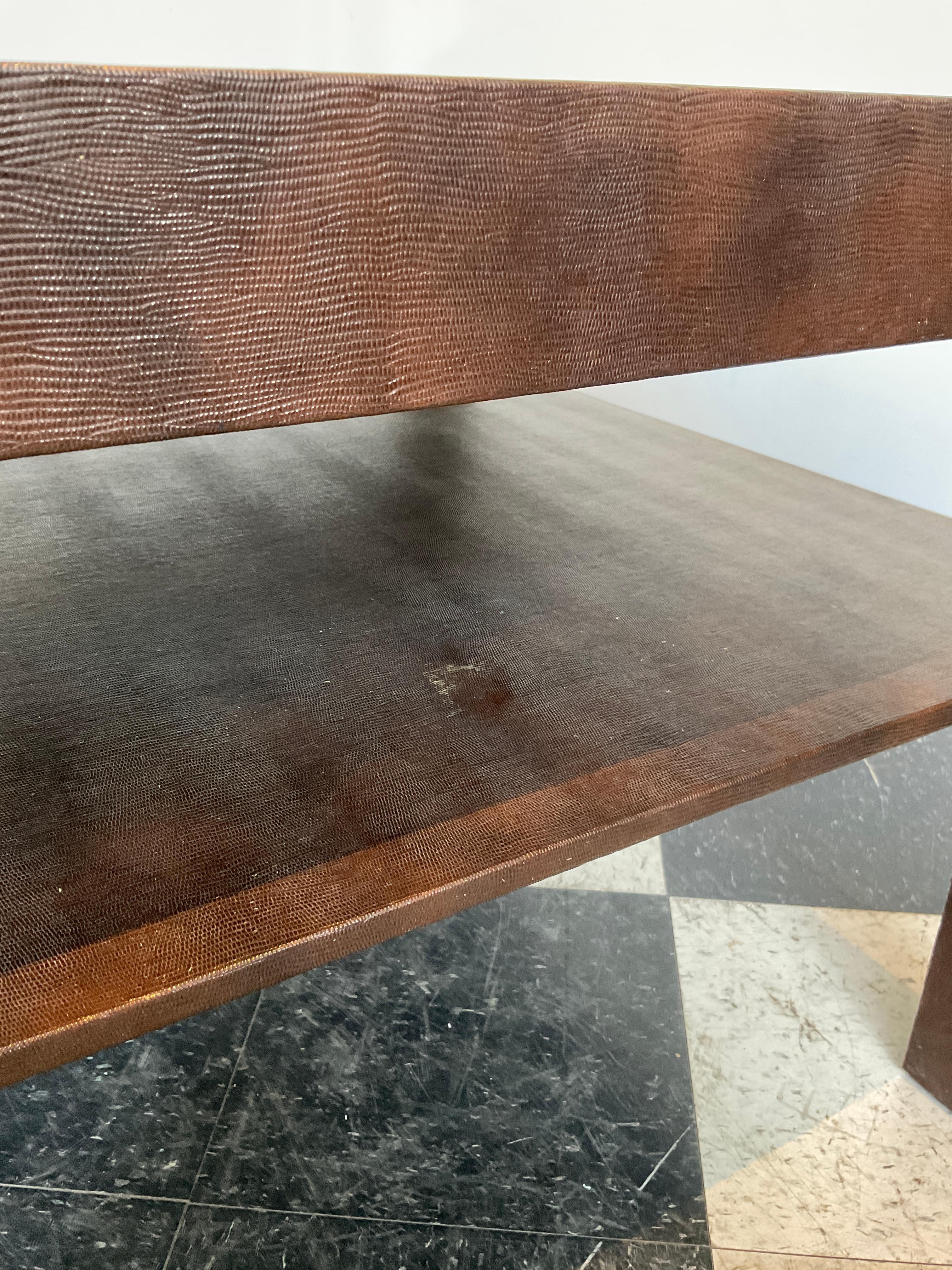 Paire de meubles des années 1980 CUSTOM MADE Brown  Tables d'appoint Parsons à 2 étages en fausse peau de serpent en vente 5