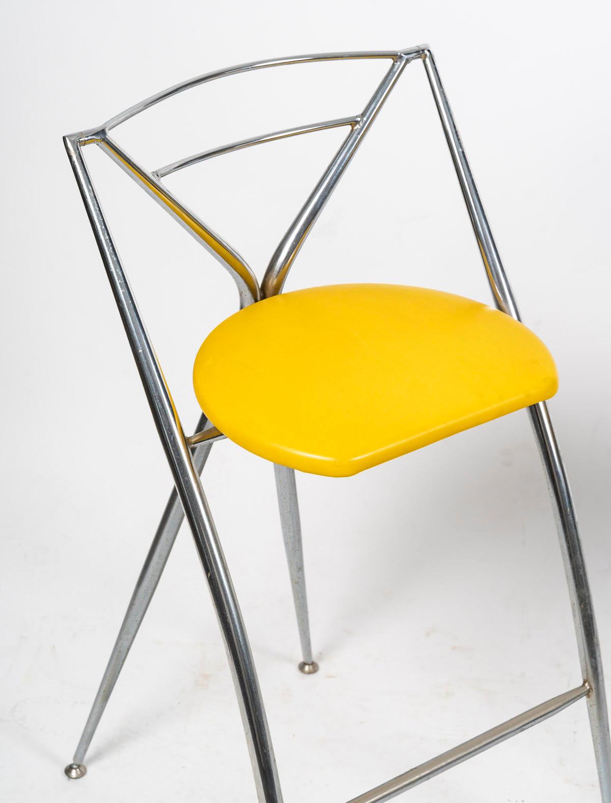 Coppia di sgabelli dal design anni '80 in metallo cromato e skai.

Coppia di sgabelli dal design anni '80 in metallo cromato e skai.
H: 84 cm, L: 40, P: 50 cm.