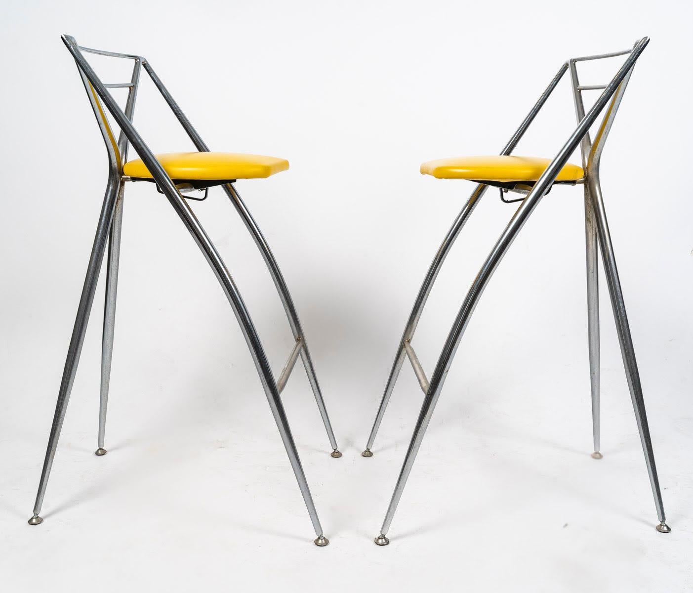 Francese Coppia di sgabelli di design anni '80 in metallo cromato e Skai. in vendita