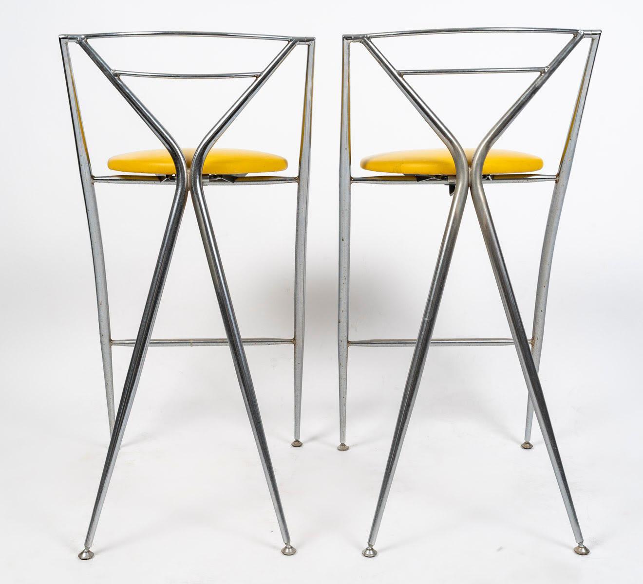 Coppia di sgabelli di design anni '80 in metallo cromato e Skai. In condizioni buone in vendita a Saint-Ouen, FR