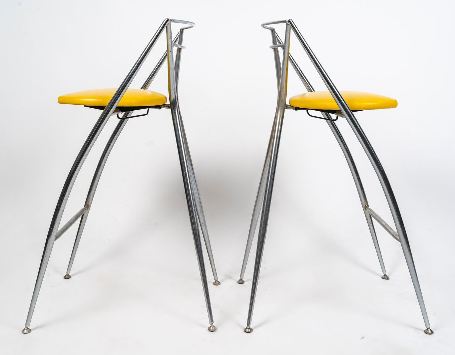 XX secolo Coppia di sgabelli di design anni '80 in metallo cromato e Skai. in vendita