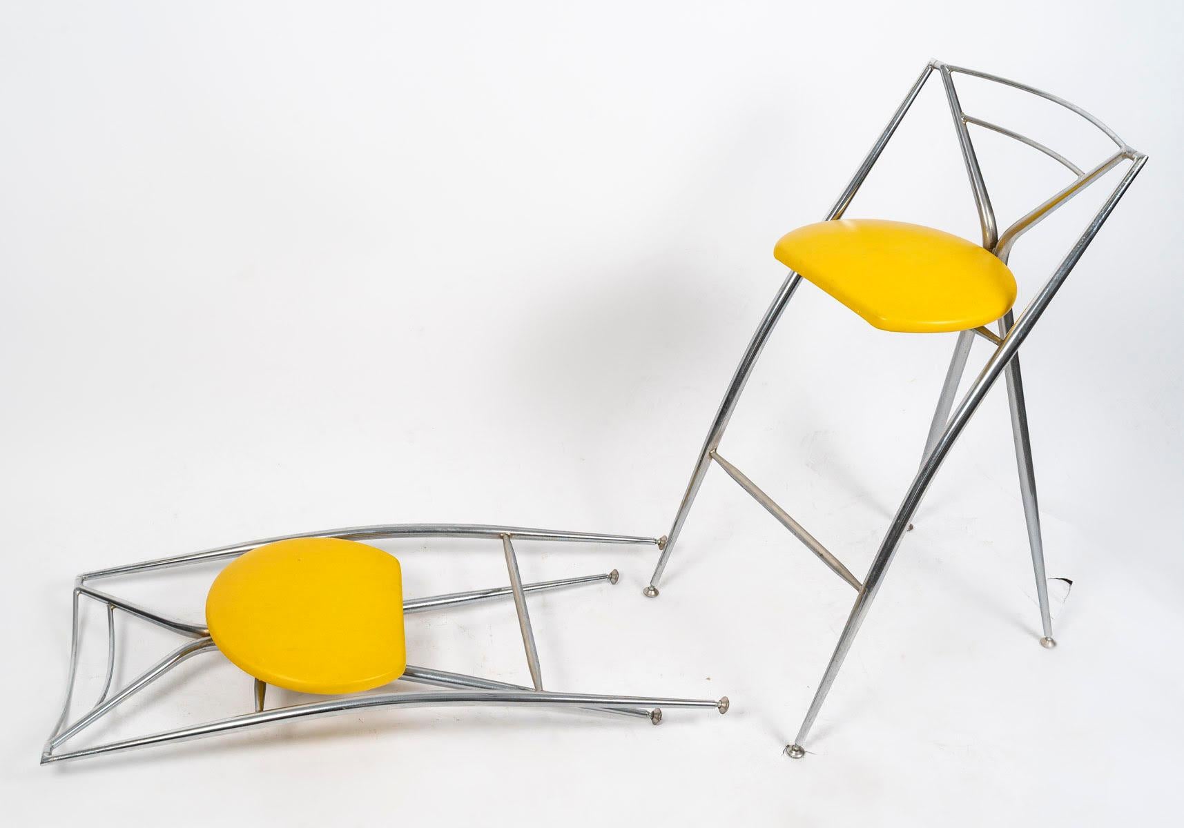 Metallo Coppia di sgabelli di design anni '80 in metallo cromato e Skai. in vendita