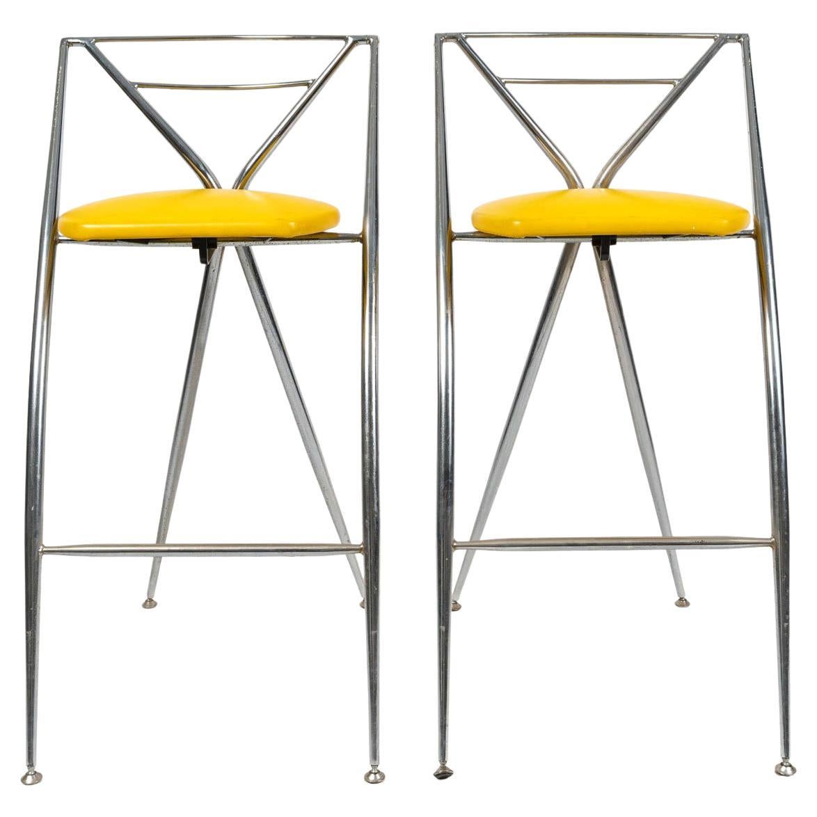 Coppia di sgabelli di design anni '80 in metallo cromato e Skai. in vendita