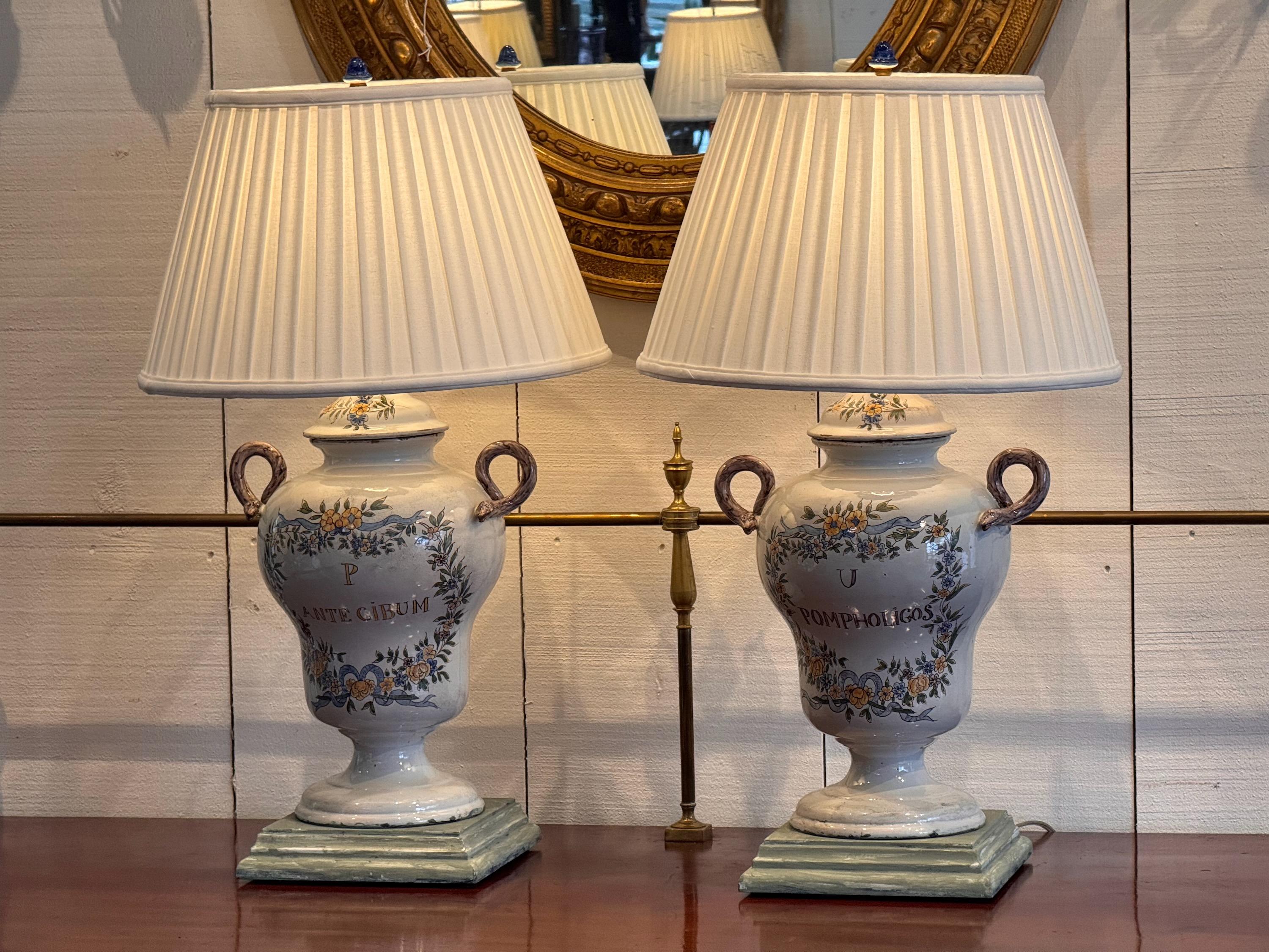 Une belle paire de lampes modernes en faïence. Socles en bois peints.