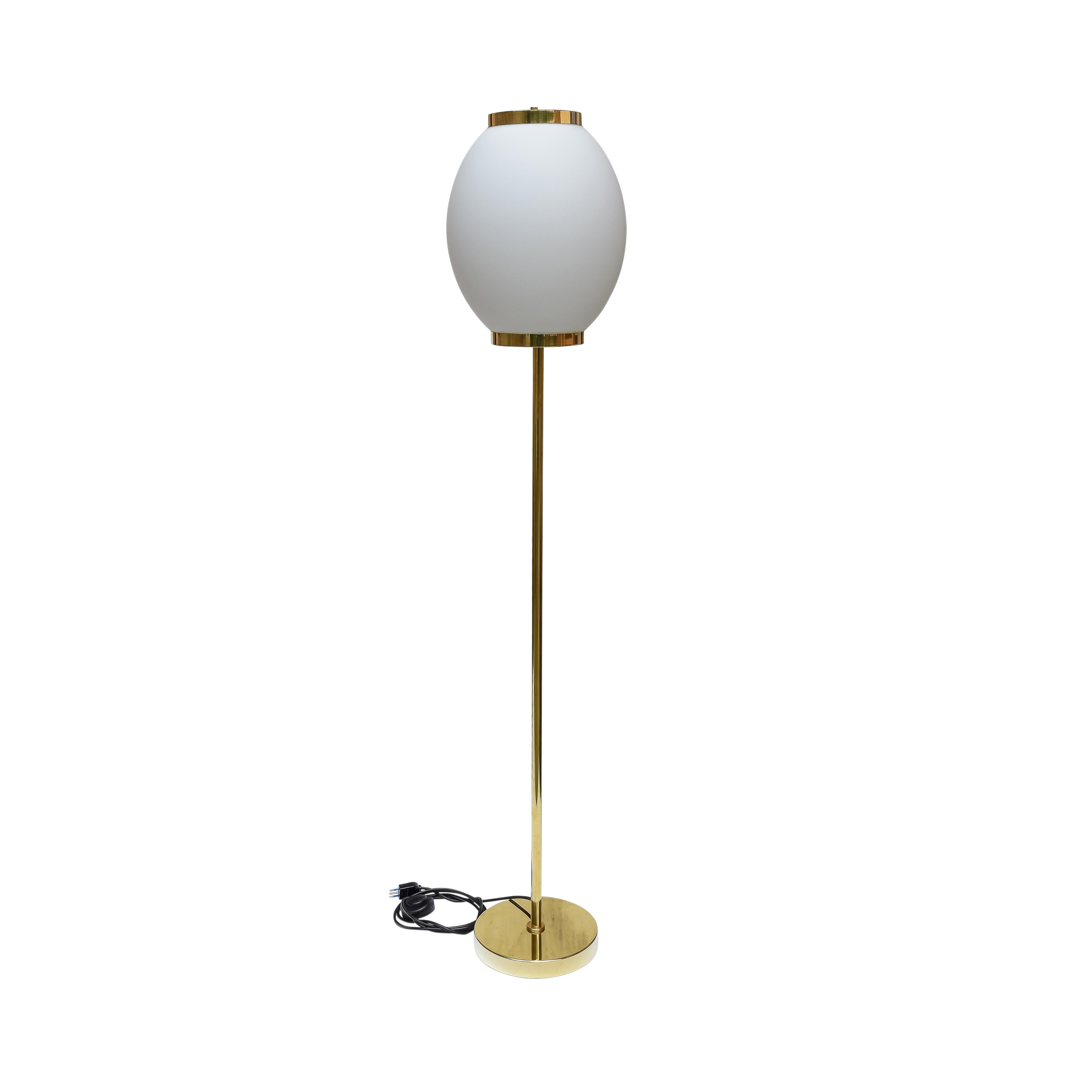 Stehlampen aus den 1980er Jahren mit satiniertem Glasschirm und Messingmetall im italienischen Design, Paar (Moderne der Mitte des Jahrhunderts) im Angebot
