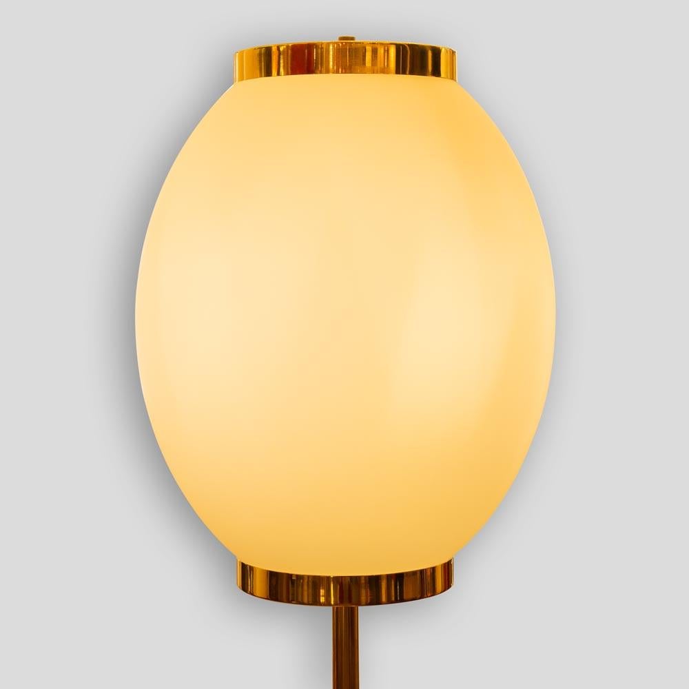 Stehlampen aus den 1980er Jahren mit satiniertem Glasschirm und Messingmetall im italienischen Design, Paar im Angebot 1