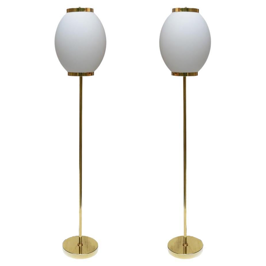 Coppia di lampade da terra degli anni '80 con paralume in vetro satinato e metallo in ottone, design italiano