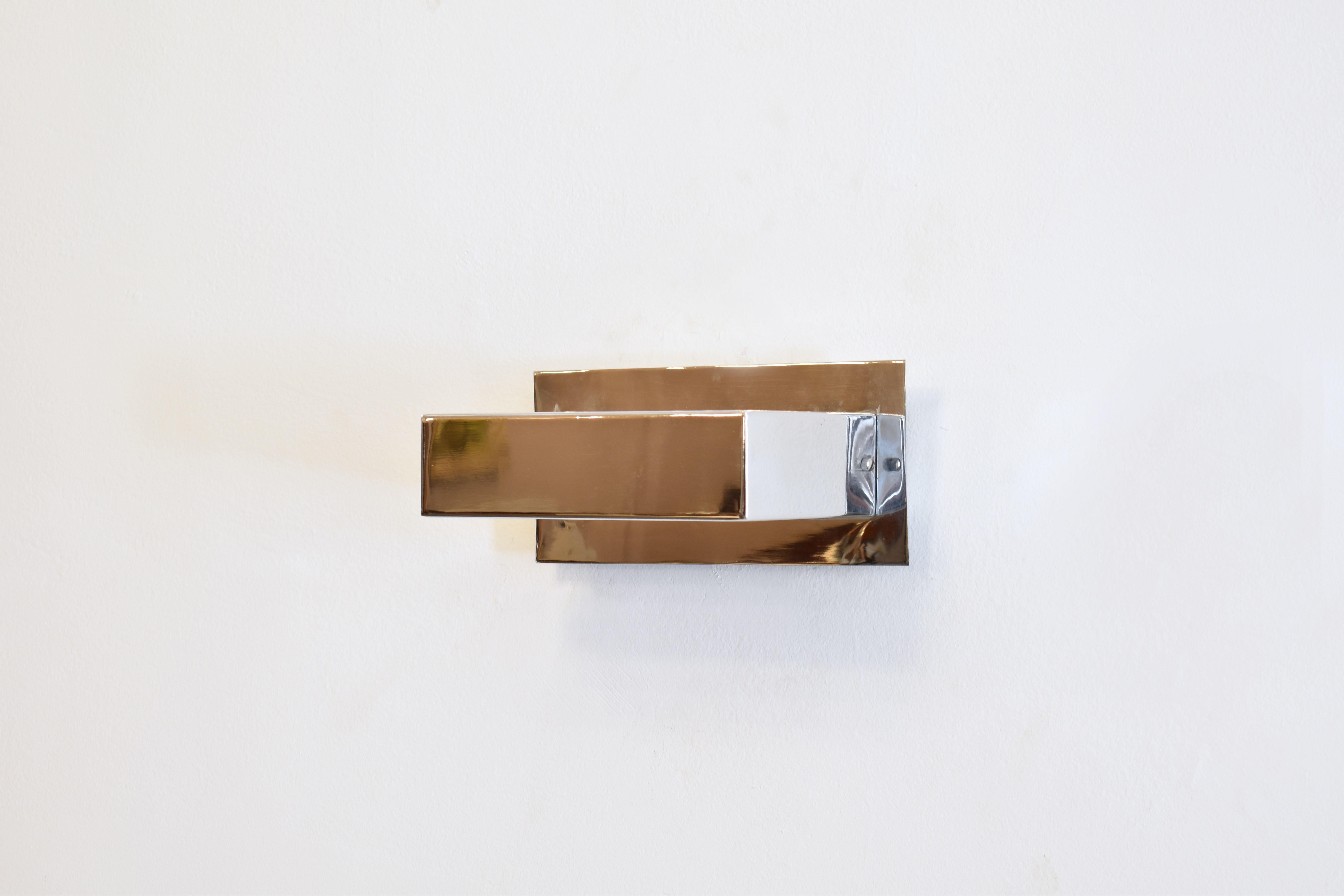 Paar französische minimalistische Wandleuchter aus Edelstahl aus den 1980er Jahren (Moderne der Mitte des Jahrhunderts) im Angebot