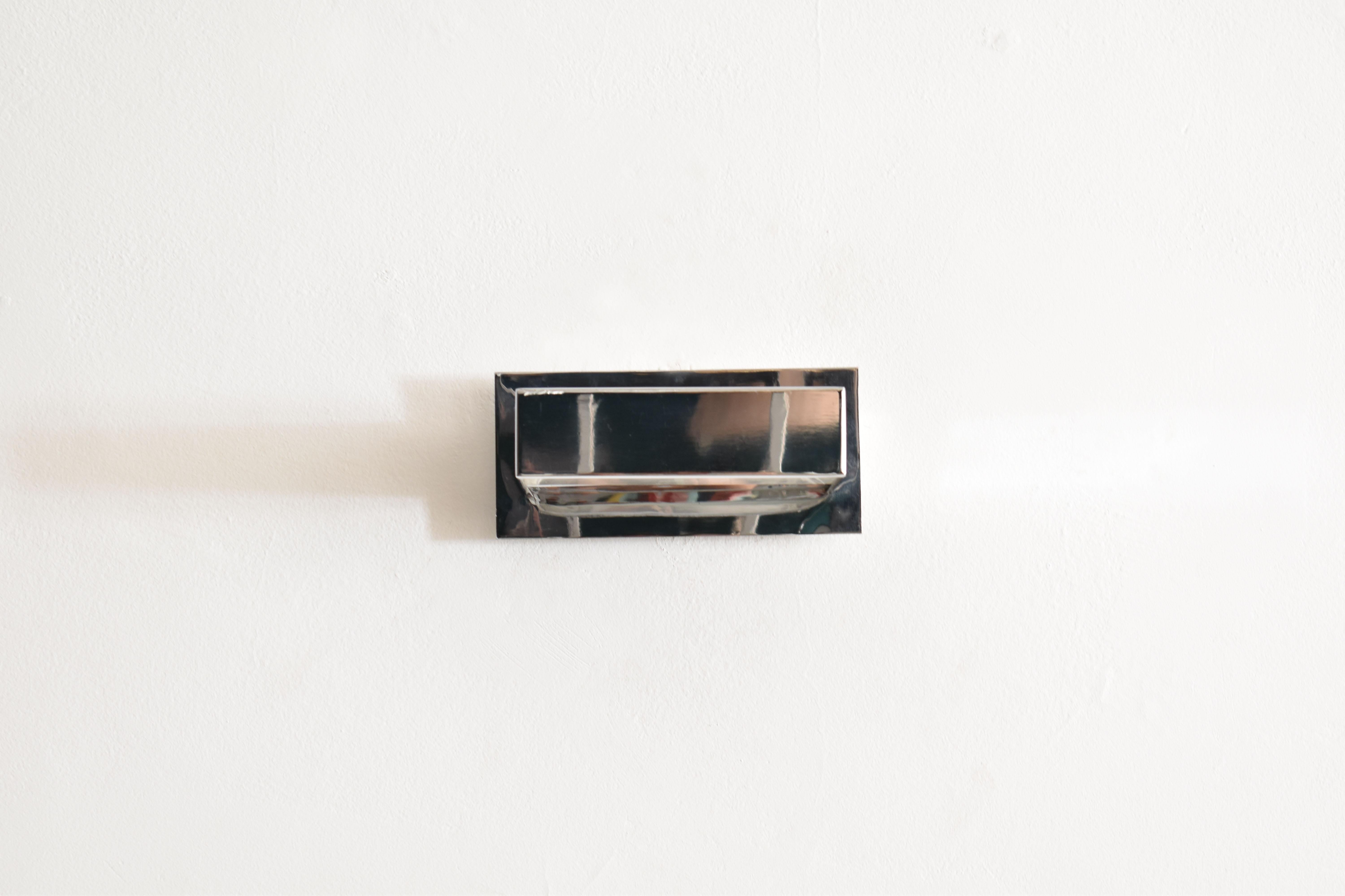 Paar französische minimalistische Wandleuchter aus Edelstahl aus den 1980er Jahren (Französisch) im Angebot