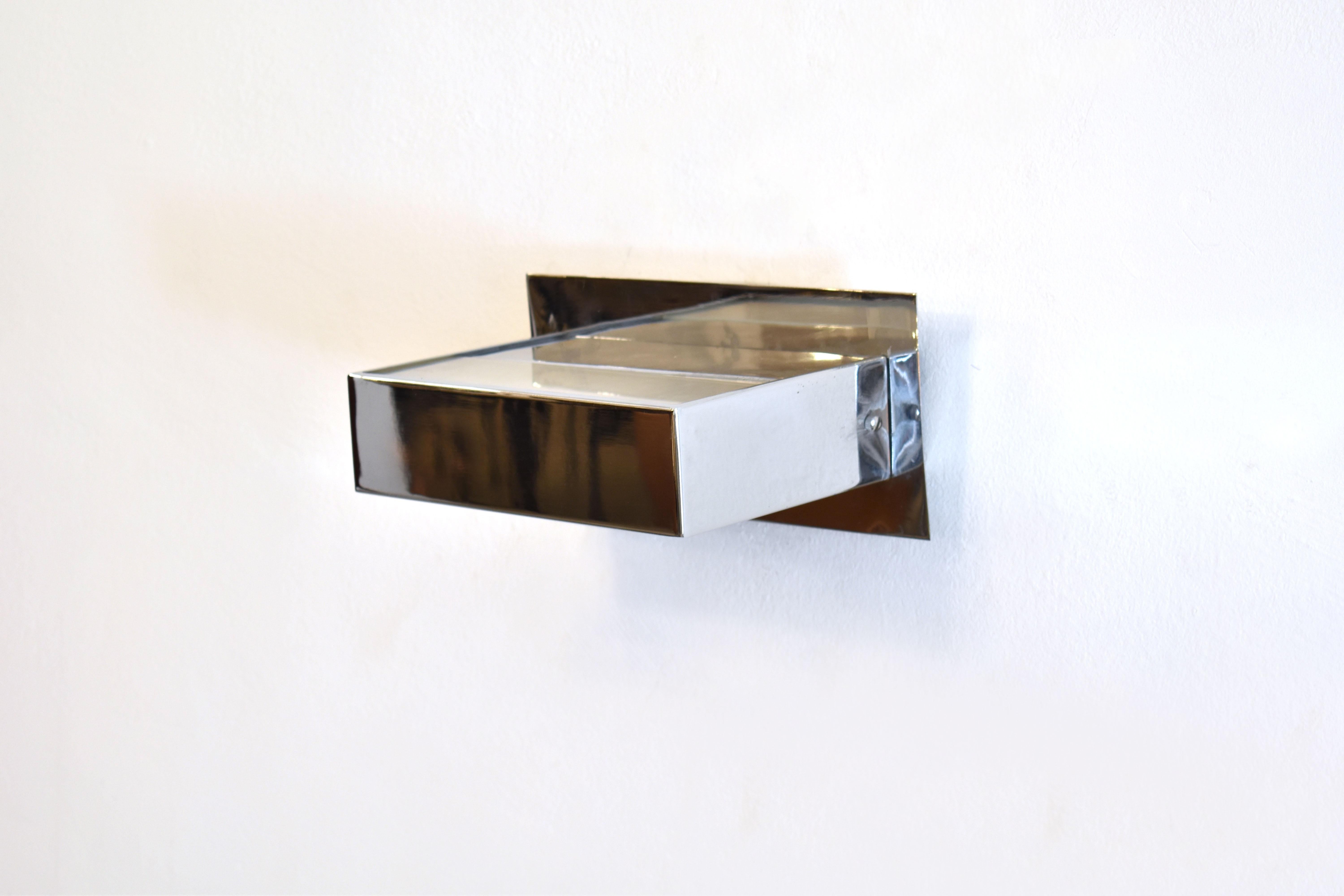 Paar französische minimalistische Wandleuchter aus Edelstahl aus den 1980er Jahren (Ende des 20. Jahrhunderts) im Angebot