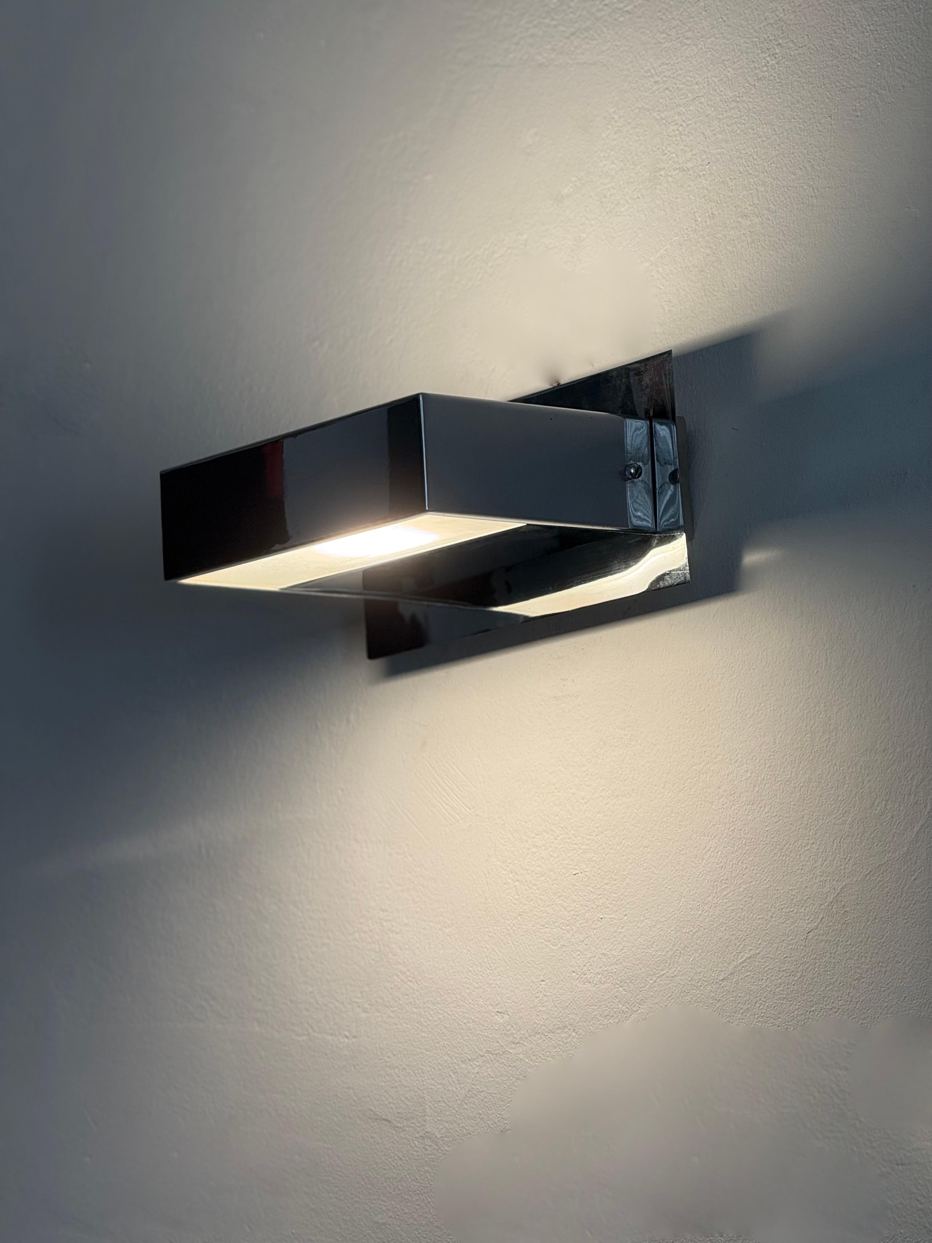 Paar französische minimalistische Wandleuchter aus Edelstahl aus den 1980er Jahren im Angebot 3