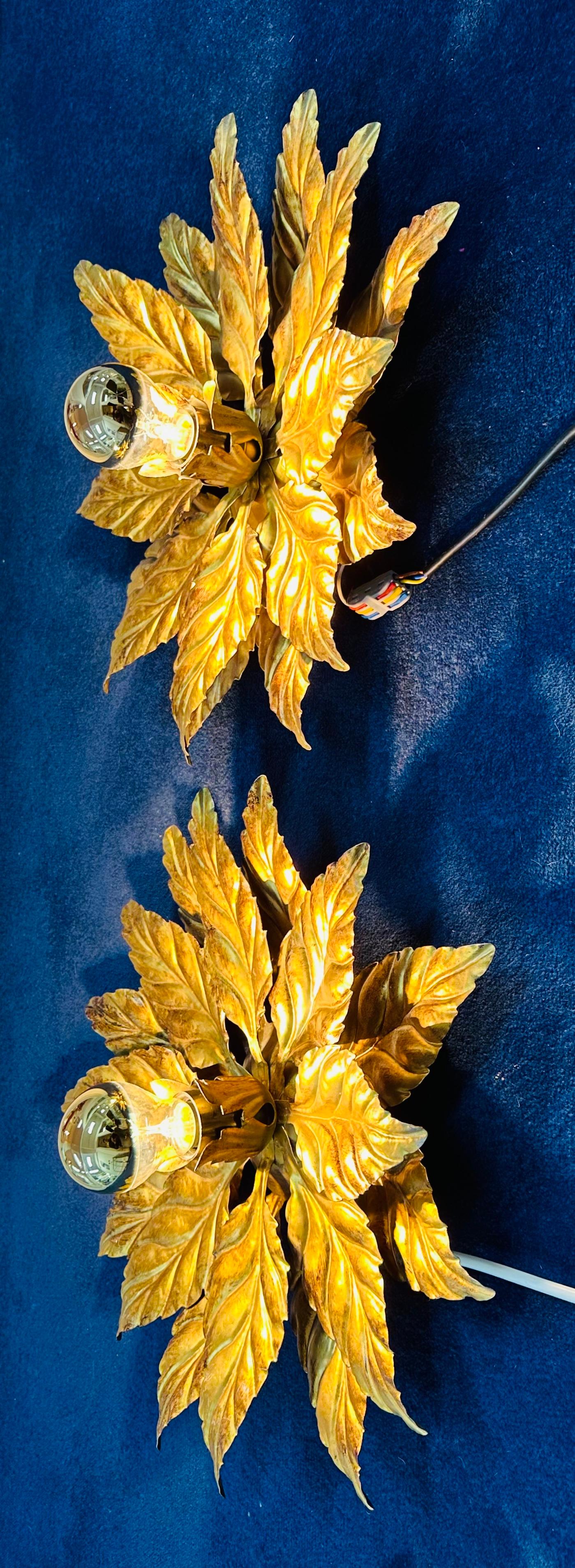 Paar deutsche Hans Kögl Gold-vergoldete florale Wandleuchten aus Metall aus den 1980er Jahren (Hollywood Regency) im Angebot