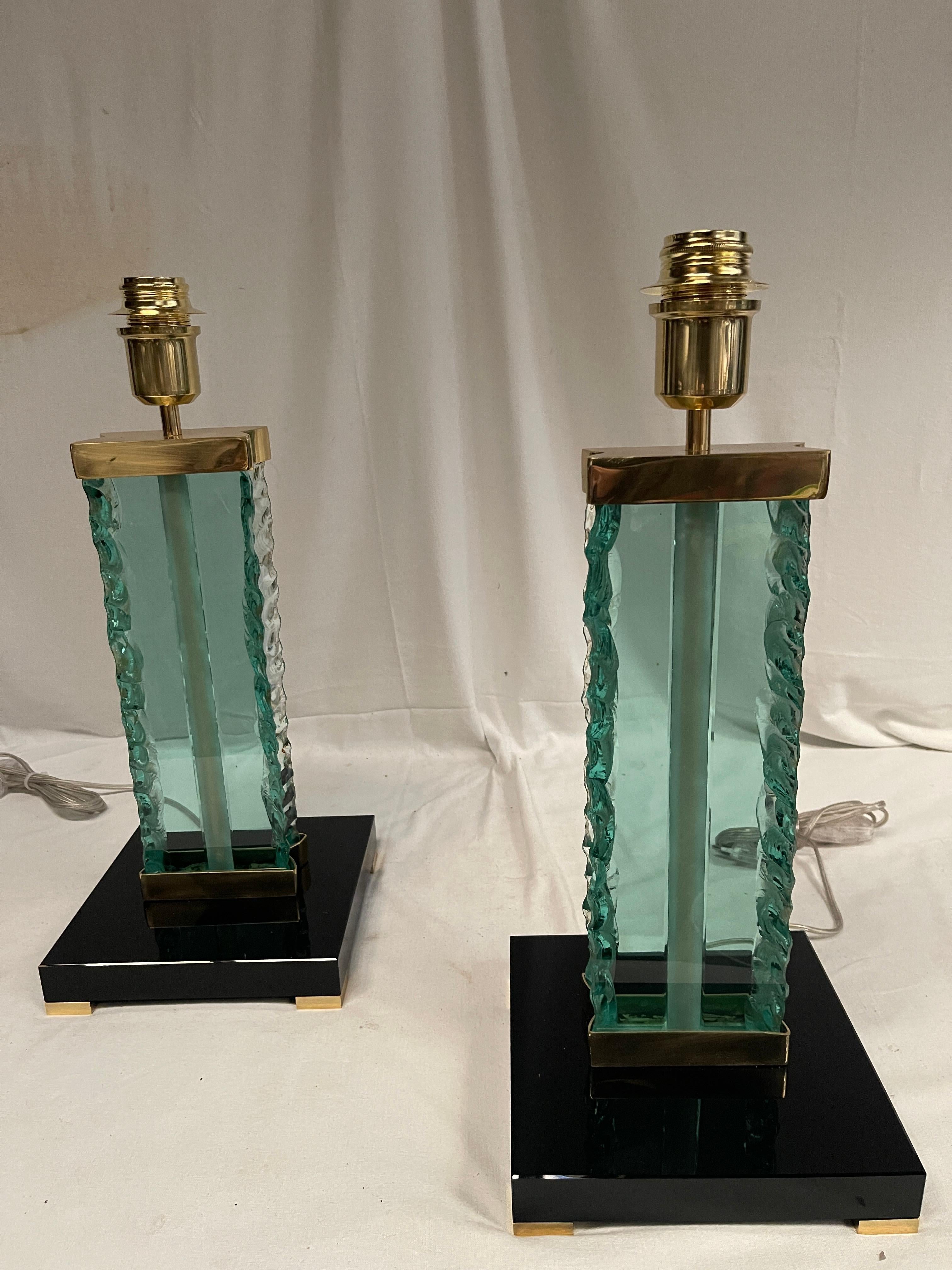 Italiano Coppia di lampade in vetro degli anni '80 attribuite a Fontana Arté in vendita