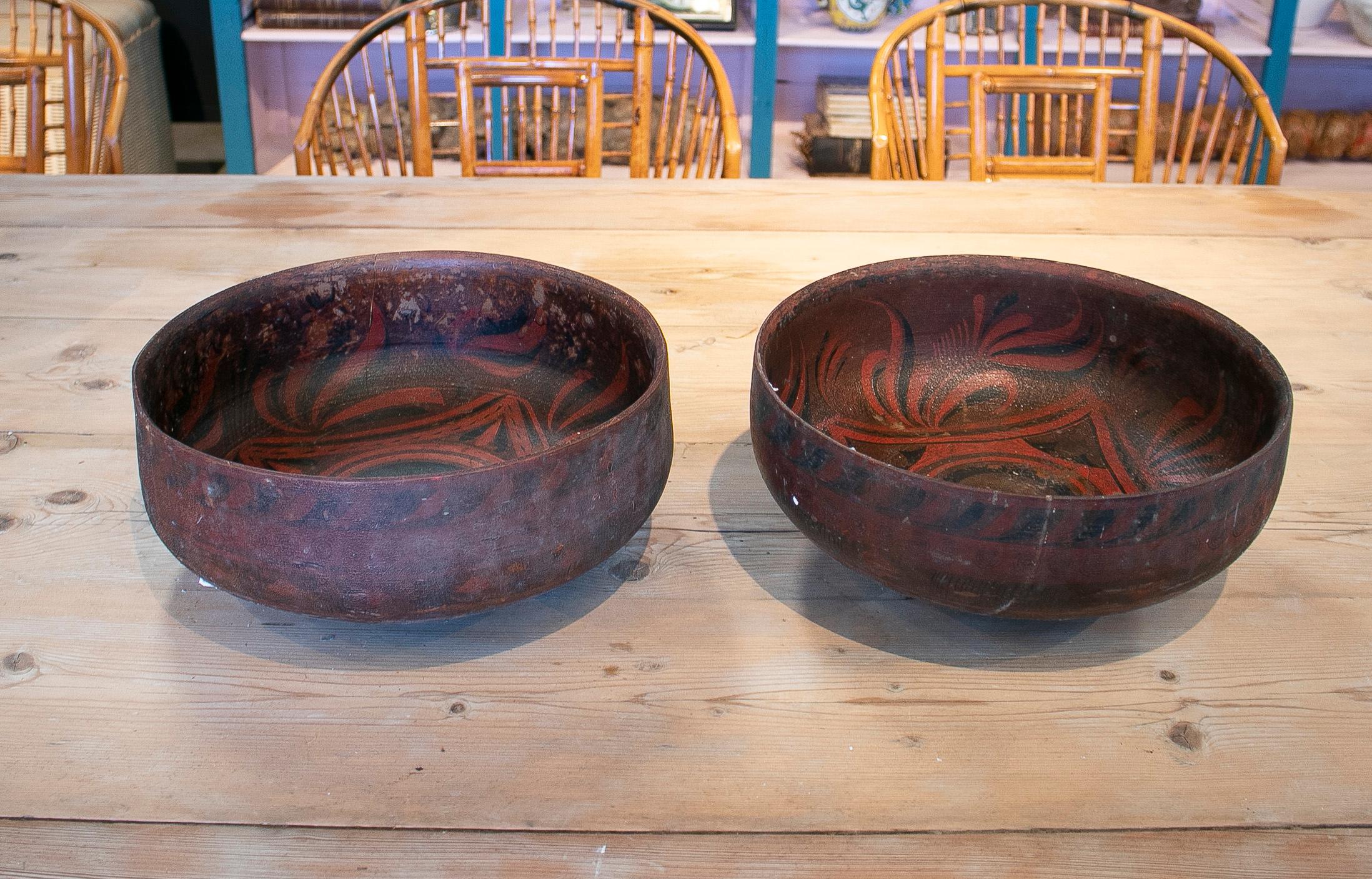 Vintage pair of 1980s Indonesian hand painted oriental papier-mâché bowls.