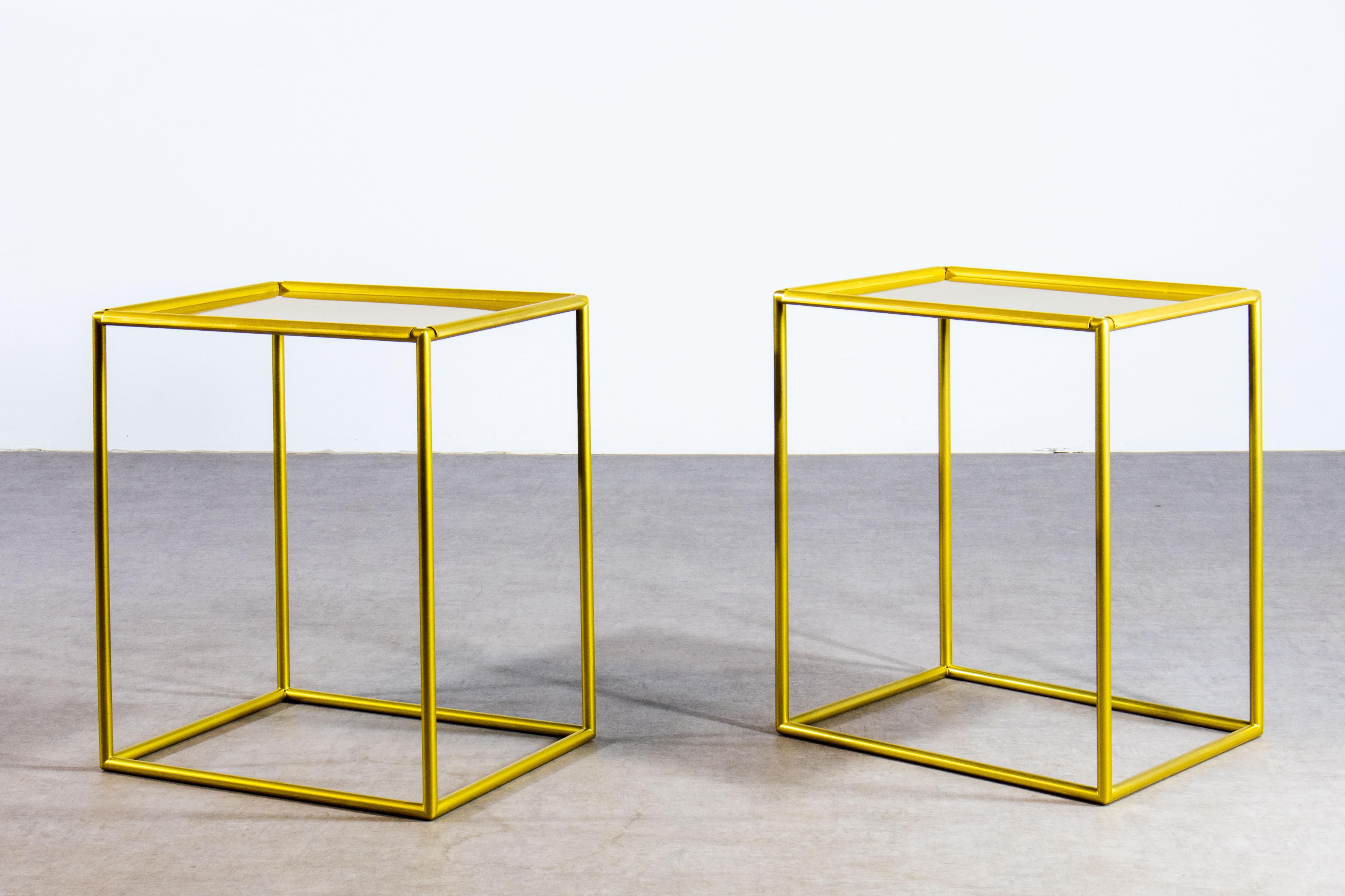 Exquisite pair of 1980s Italian side tables / tray tables, with removable serving trays. Brushed brass with high gloss lacquer finish.

These tables are constructed of a tube brass frame, seamlessly welded into a cuboid / rectangular prism. They