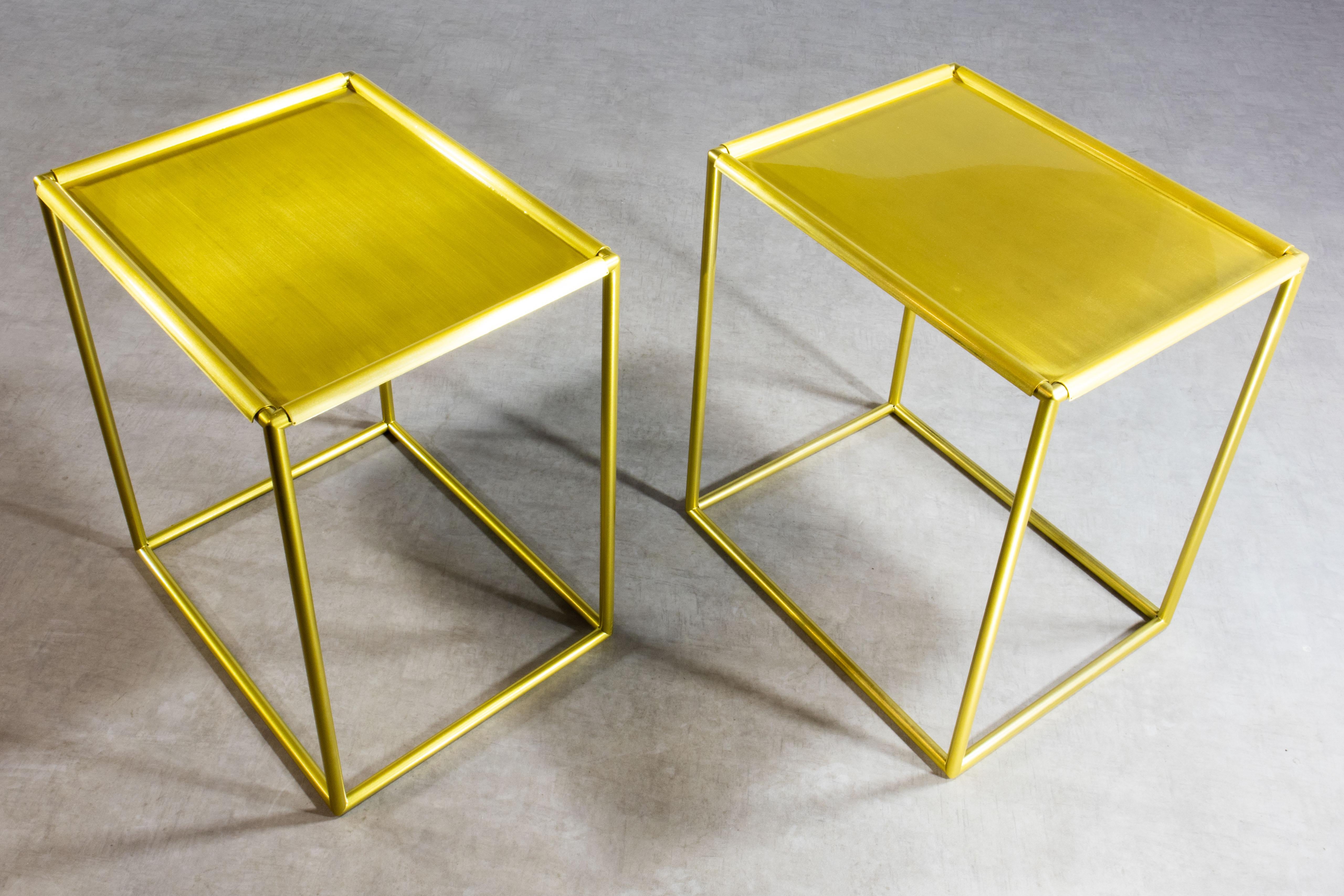 Mid-Century Modern Pair of 1980s Italian Lacquered Brass Side Tables, Removable Serving Trays For Sale