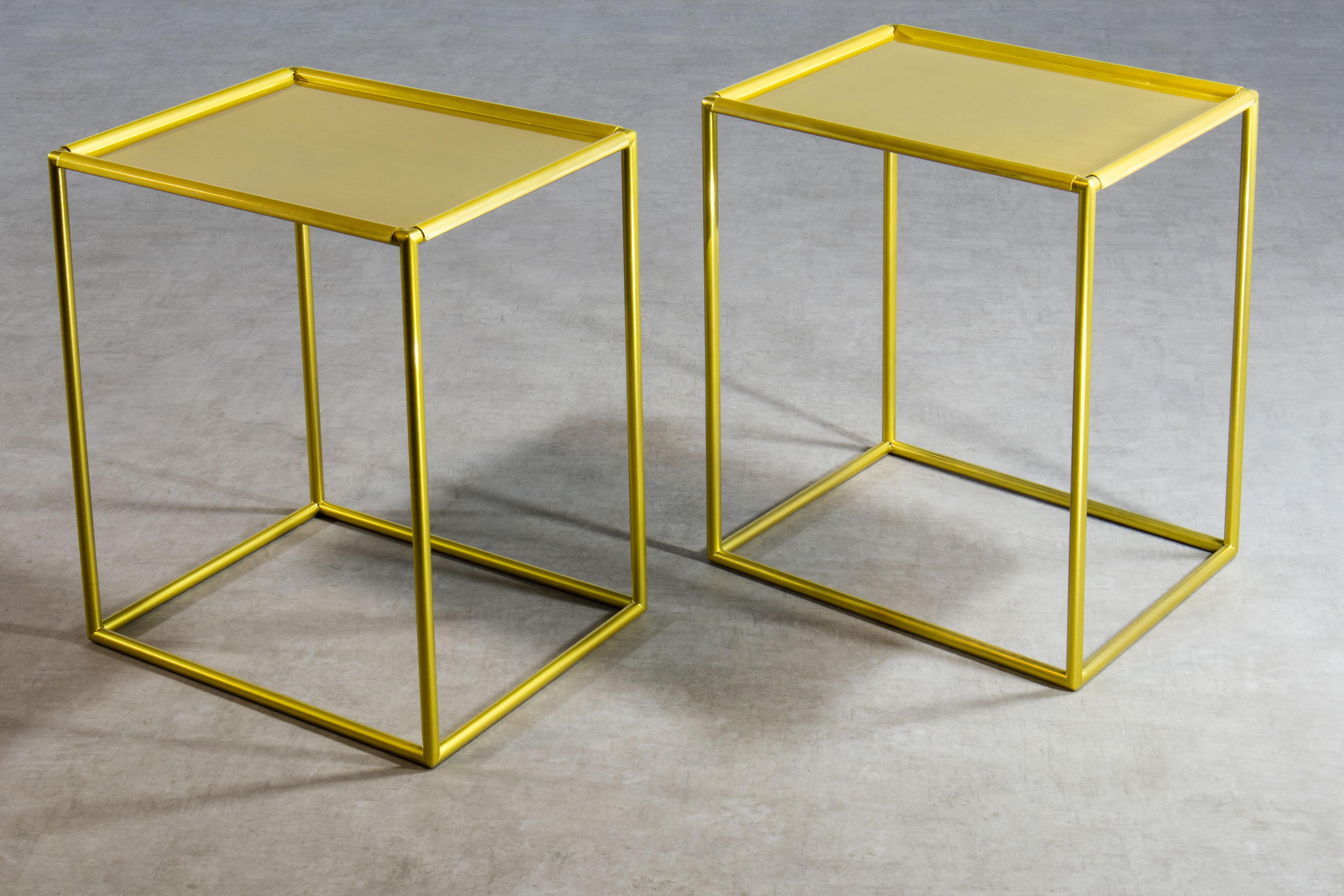 Pair of 1980s Italian Lacquered Brass Side Tables, Removable Serving Trays In Good Condition For Sale In Grand Cayman, KY