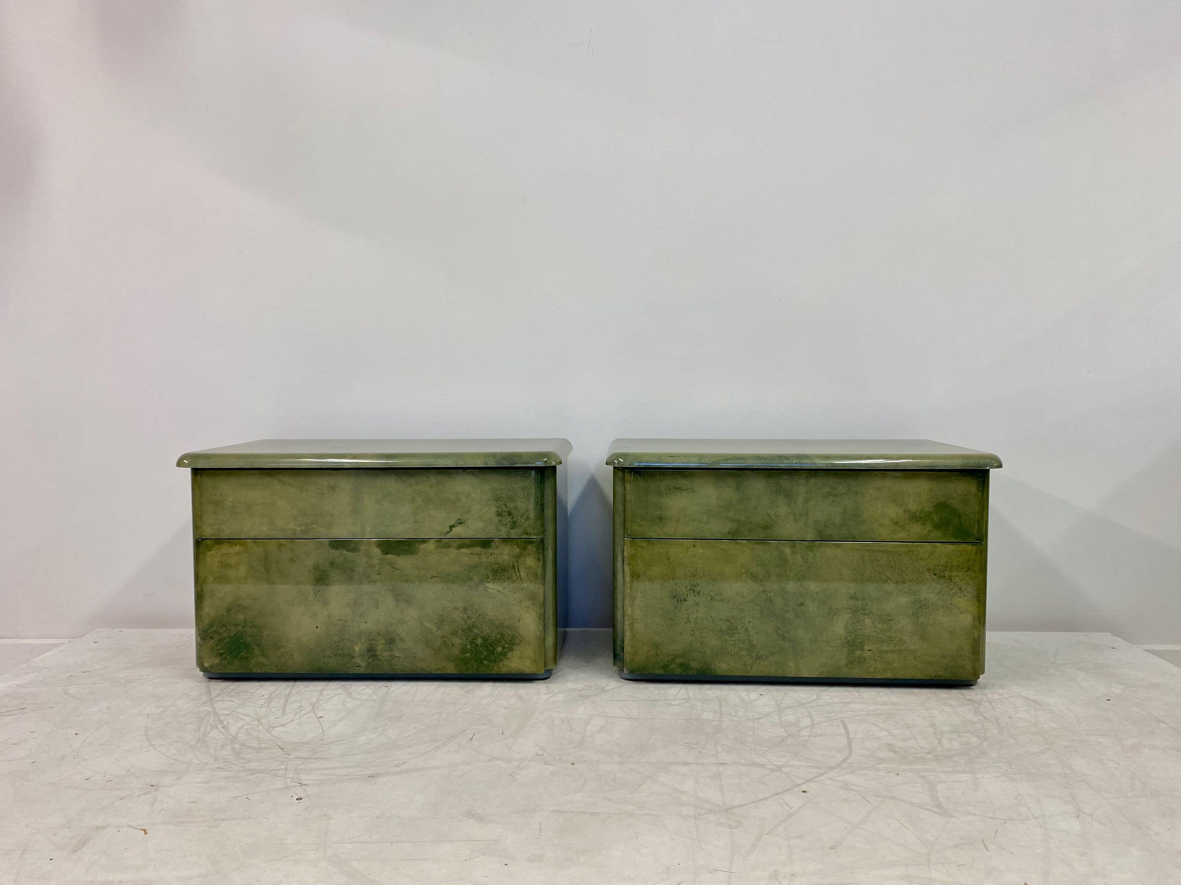 Pair of bedside tables

Lacquered parchment

Two drawers with one inner drawer

1970s-1980s, Italian.