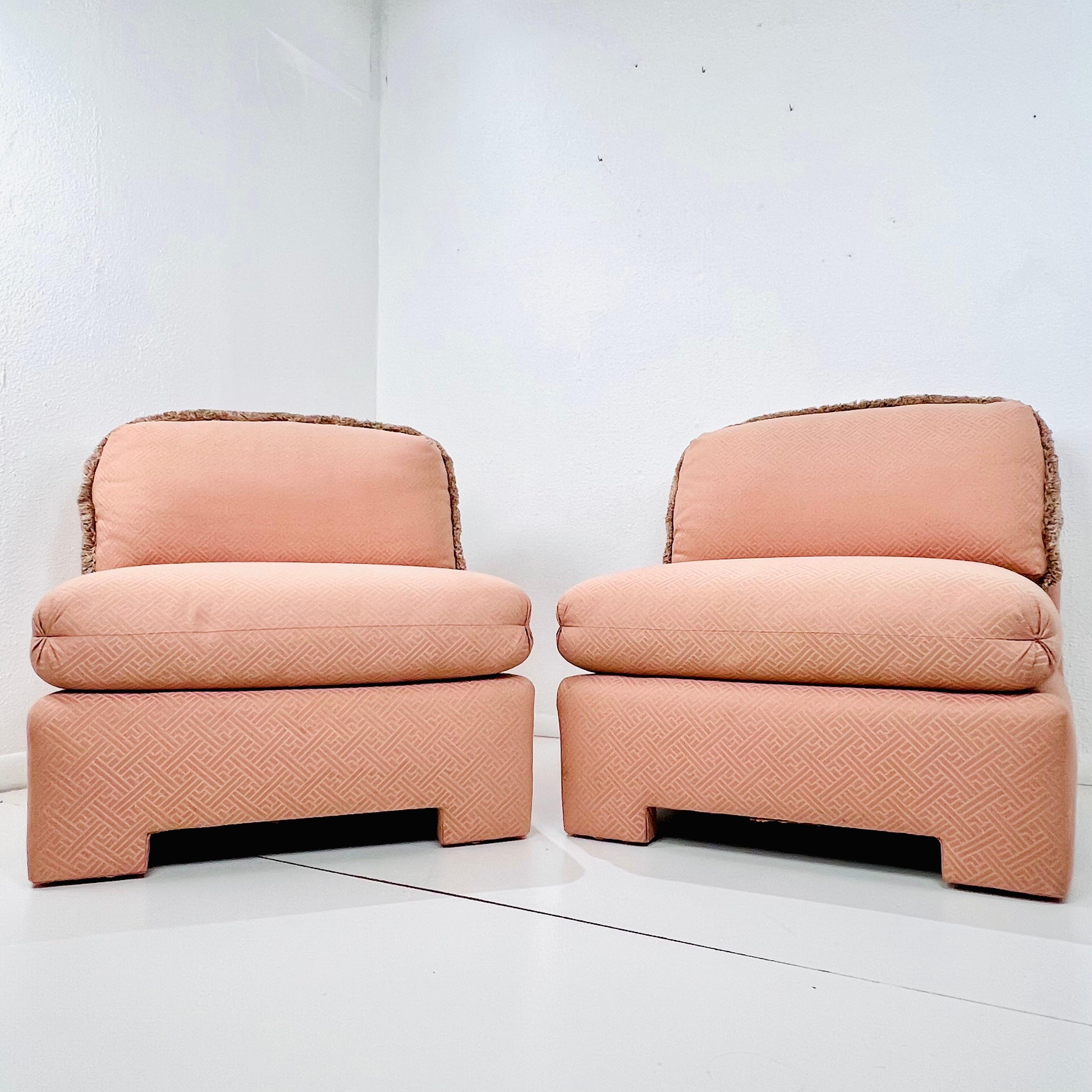 Preciosa pareja de sillas slipper de lujo de los años 80, diseñadas por Marge Carson, California. Cojines de asiento sueltos con cojines de respaldo unidos. Buen estado, la tela está descolorida por el paso del tiempo, pero estructuralmente están