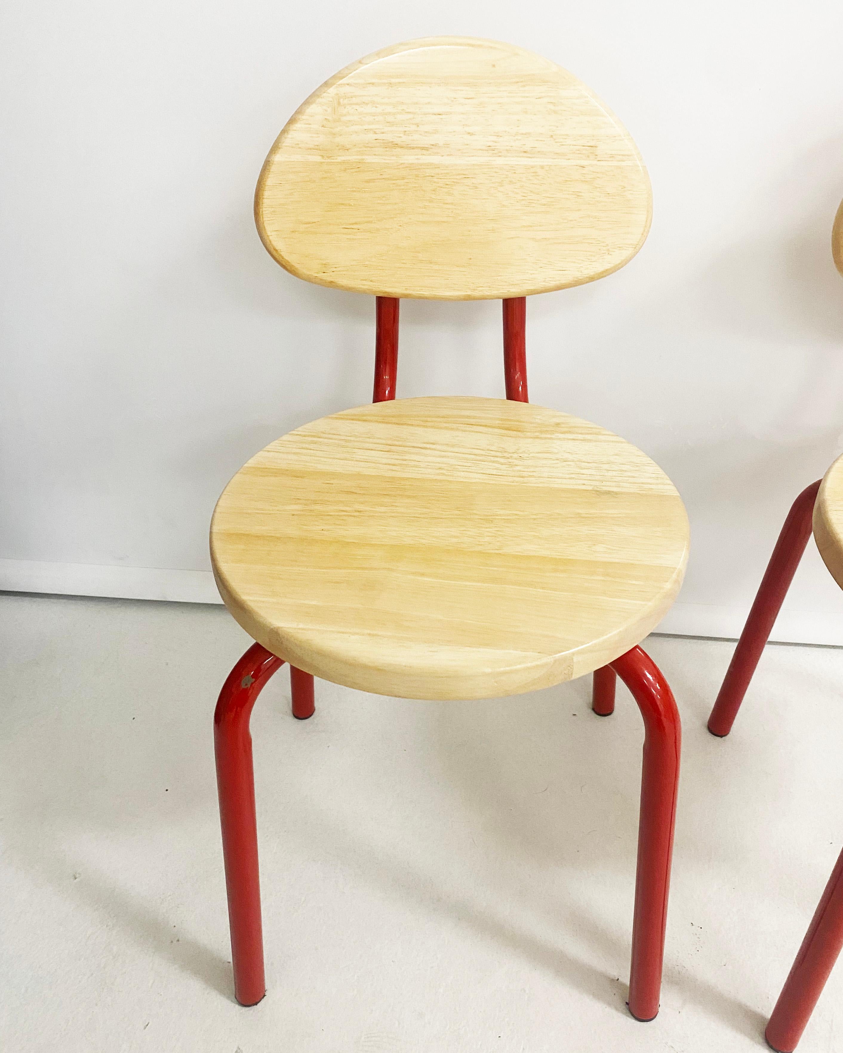 Stühle aus Holz und rotem Metall im Memphis Milano-Stil der 1980er Jahre für kleine Kinder von 2 bis 4 Jahren. Beide haben eine erhebliche Menge an Farbe und Verschleiß an Holz. Zwei verfügbar und als Paar verkauft. 