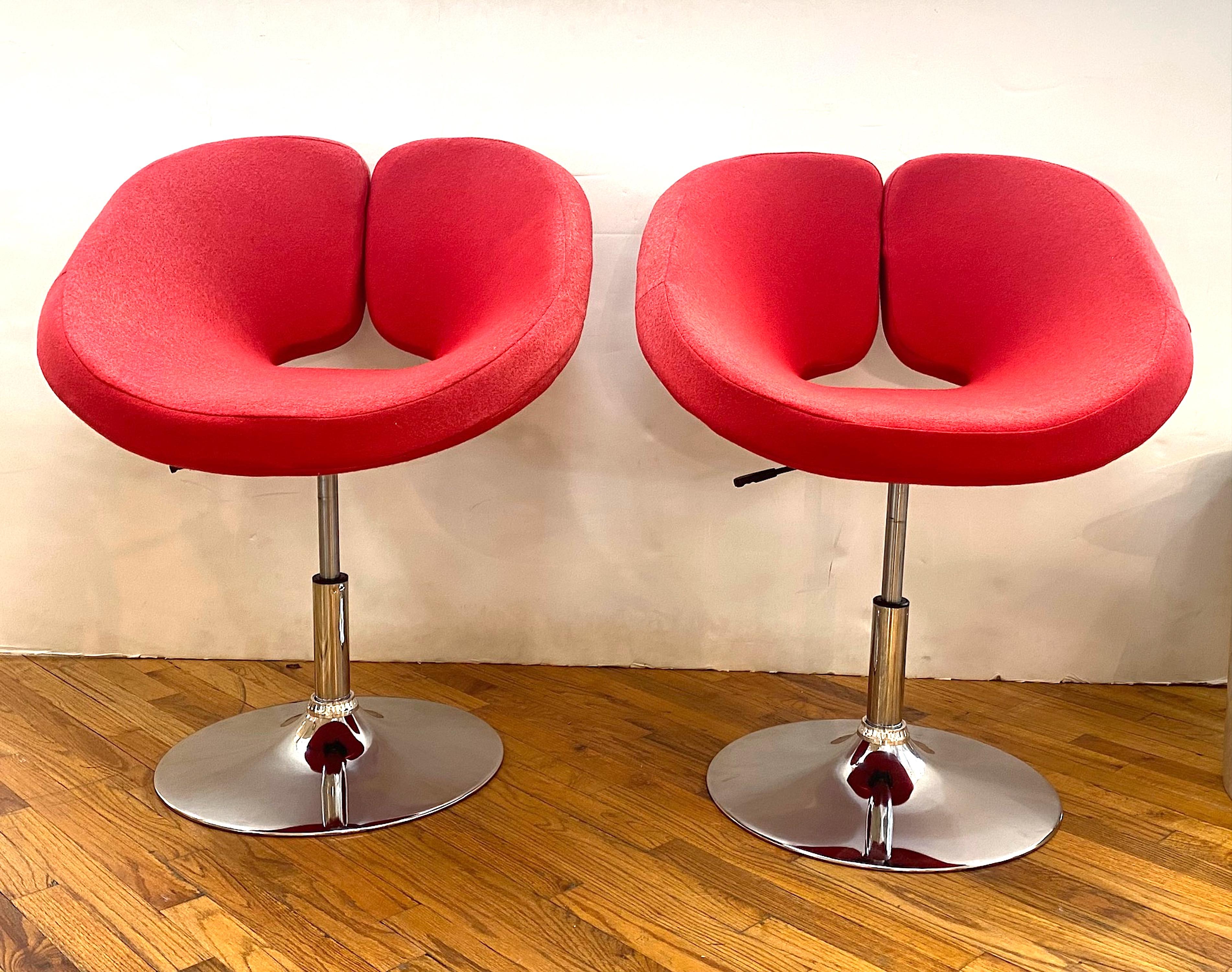 Pair of 1980s Modern Design Adjustable Red Ribbon Chairs In Good Condition In New York, NY