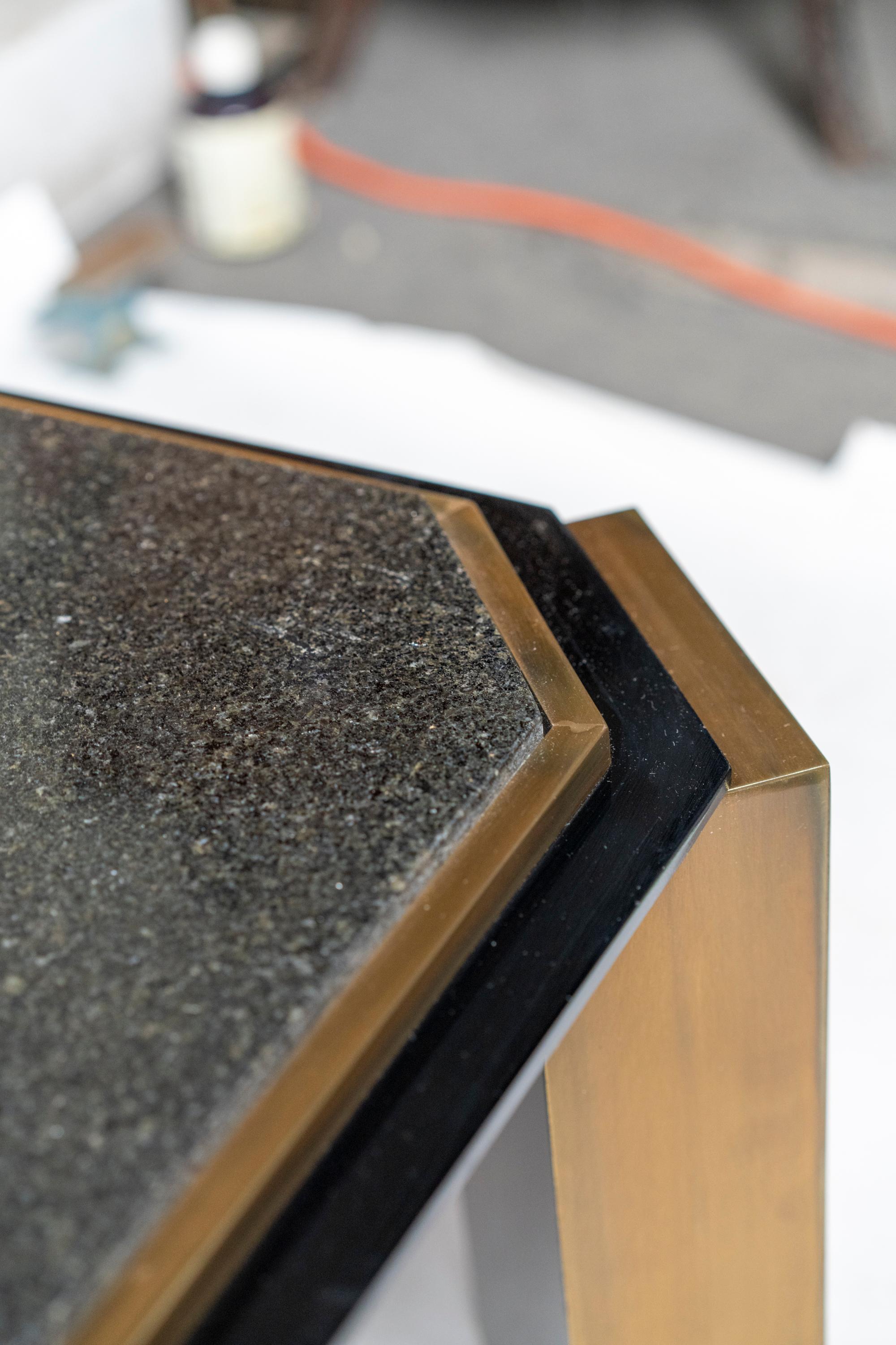 Modernistische niedrige Tische aus emailliertem Stahl und patiniertem Messing aus den 1980er Jahren, Paar im Angebot 5