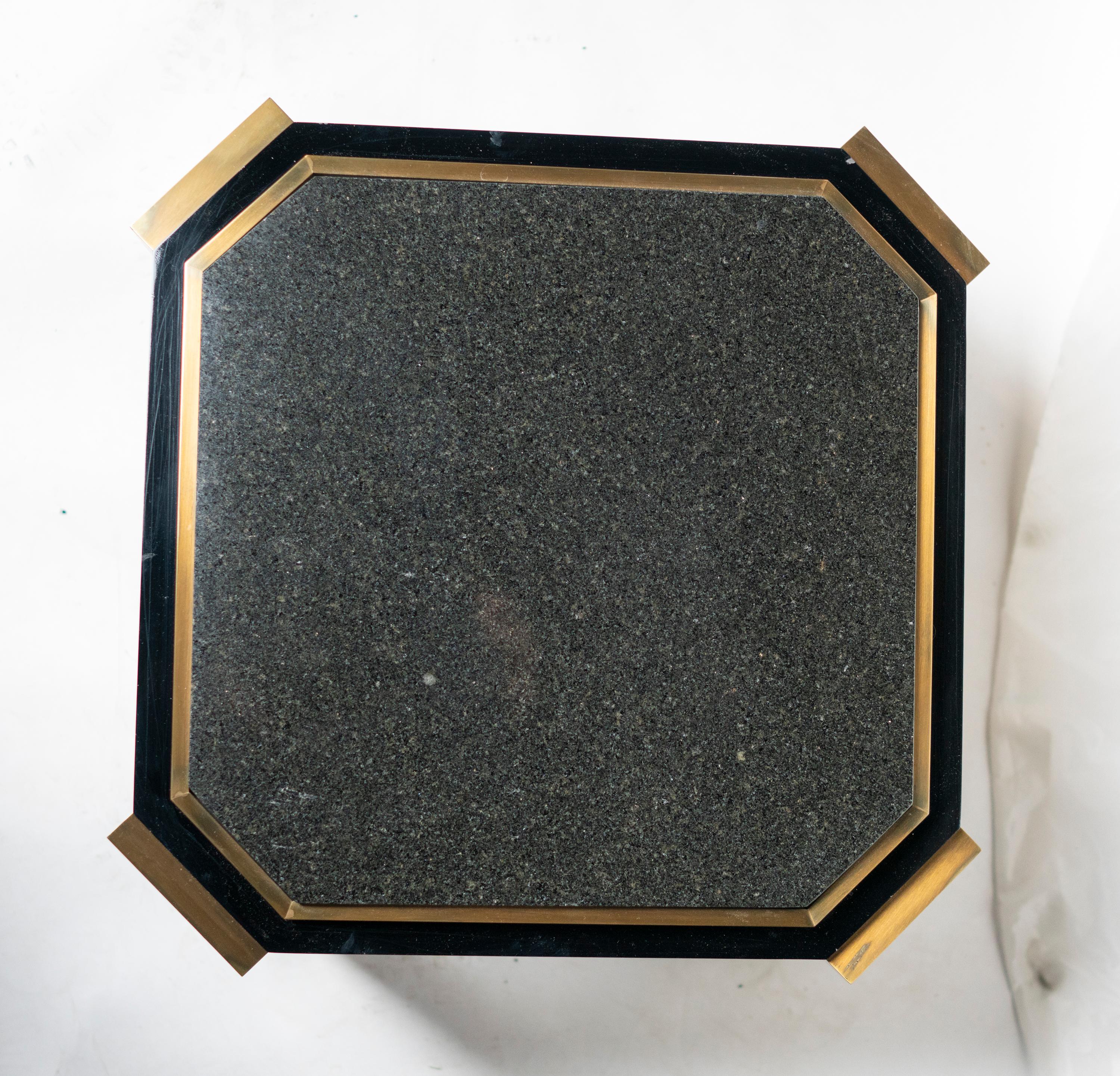 Paire de tables basses modernistes des années 1980 en acier émaillé et laiton patiné en vente 6