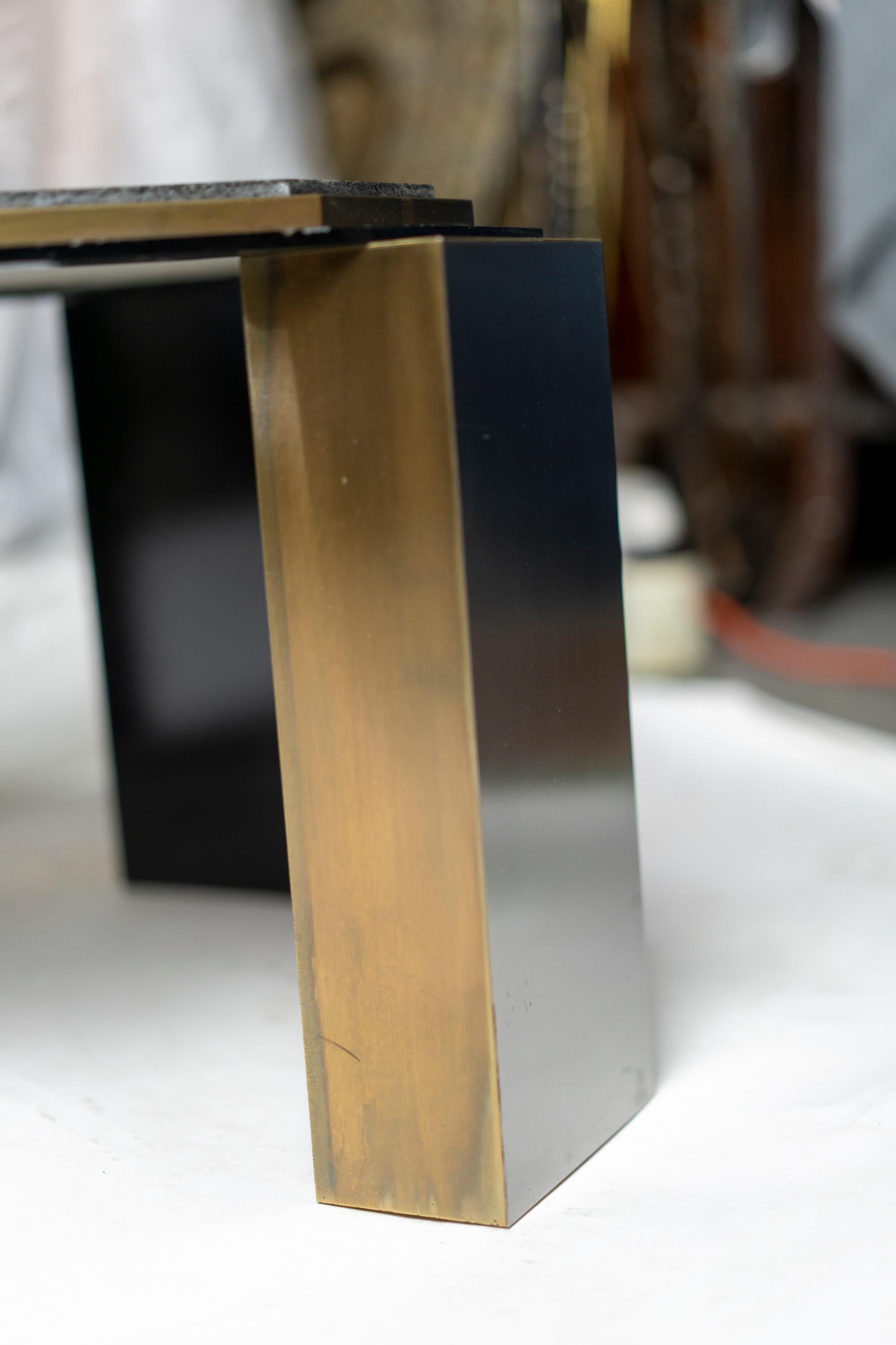 Modernistische niedrige Tische aus emailliertem Stahl und patiniertem Messing aus den 1980er Jahren, Paar im Angebot 9