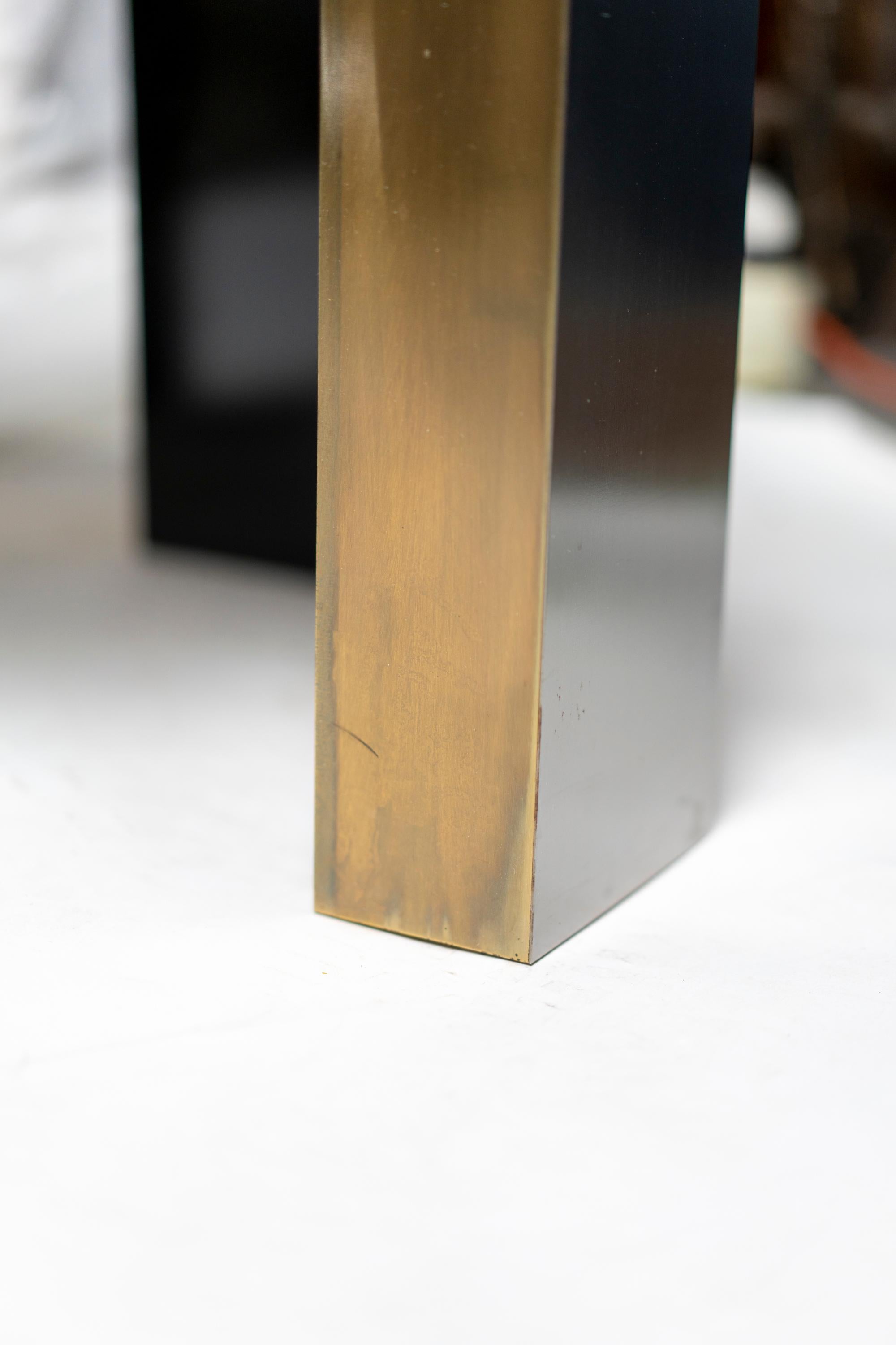 Modernistische niedrige Tische aus emailliertem Stahl und patiniertem Messing aus den 1980er Jahren, Paar im Angebot 10