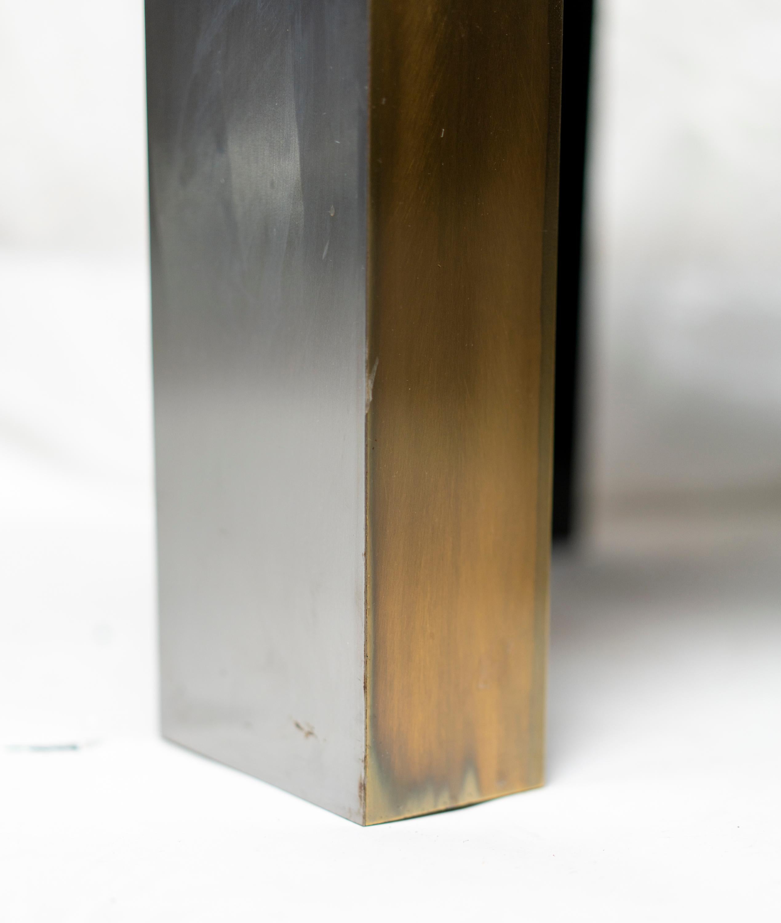 Modernistische niedrige Tische aus emailliertem Stahl und patiniertem Messing aus den 1980er Jahren, Paar im Angebot 11