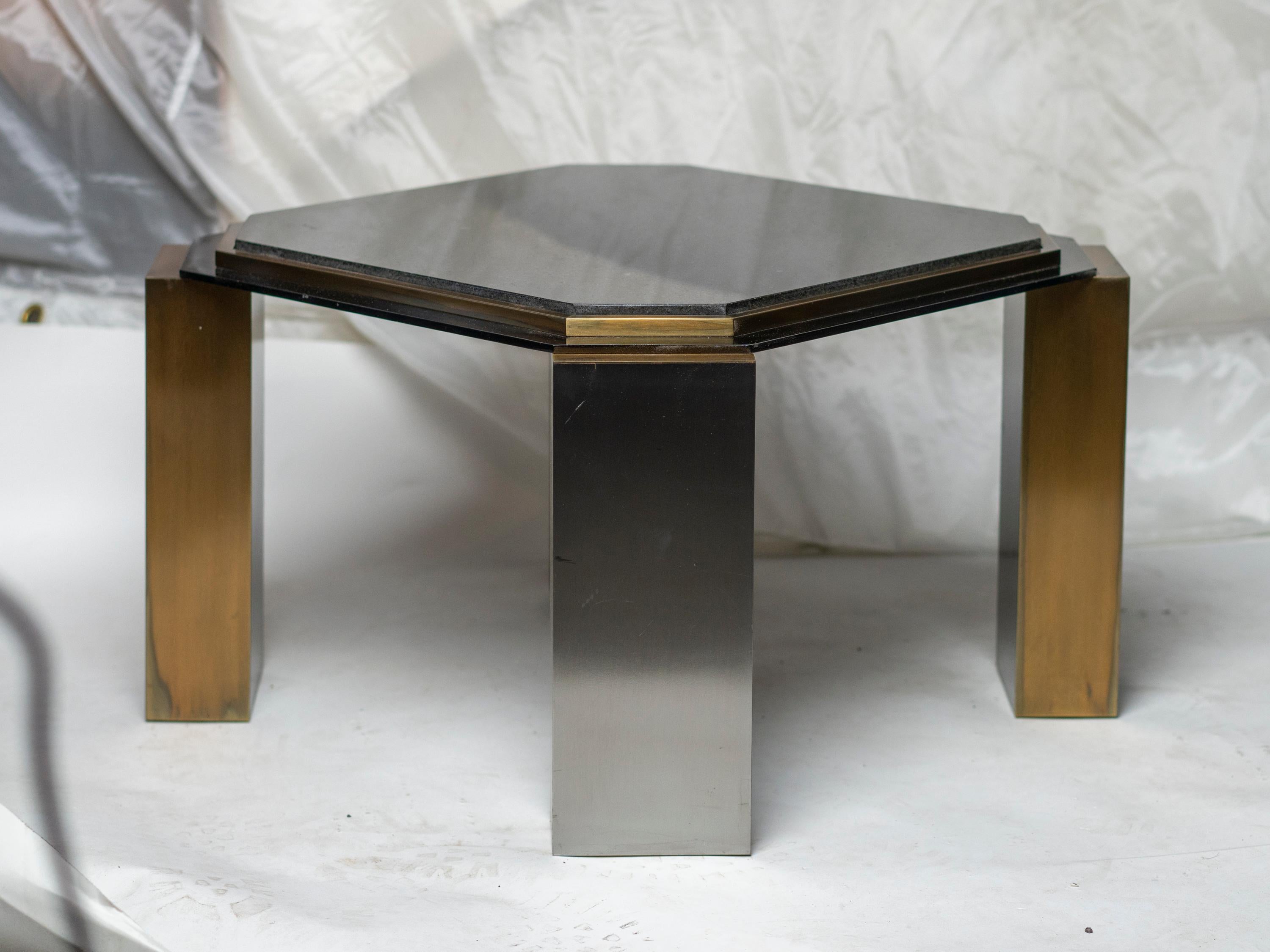 Pair of 1980's Modernist Low Tables in Enameled Steel and Patinated Brass In Good Condition For Sale In Montreal, QC