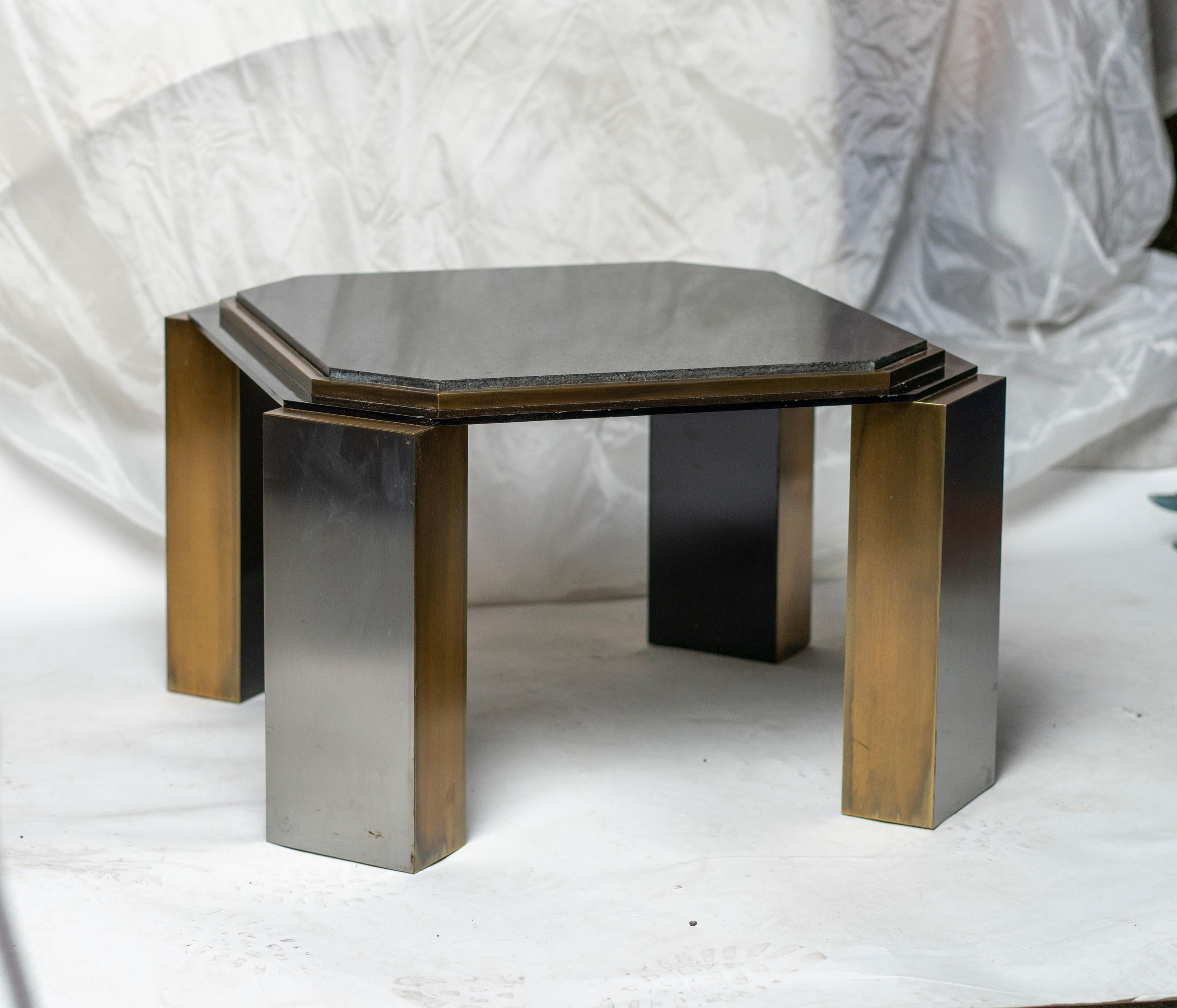 Modernistische niedrige Tische aus emailliertem Stahl und patiniertem Messing aus den 1980er Jahren, Paar (Ende des 20. Jahrhunderts) im Angebot