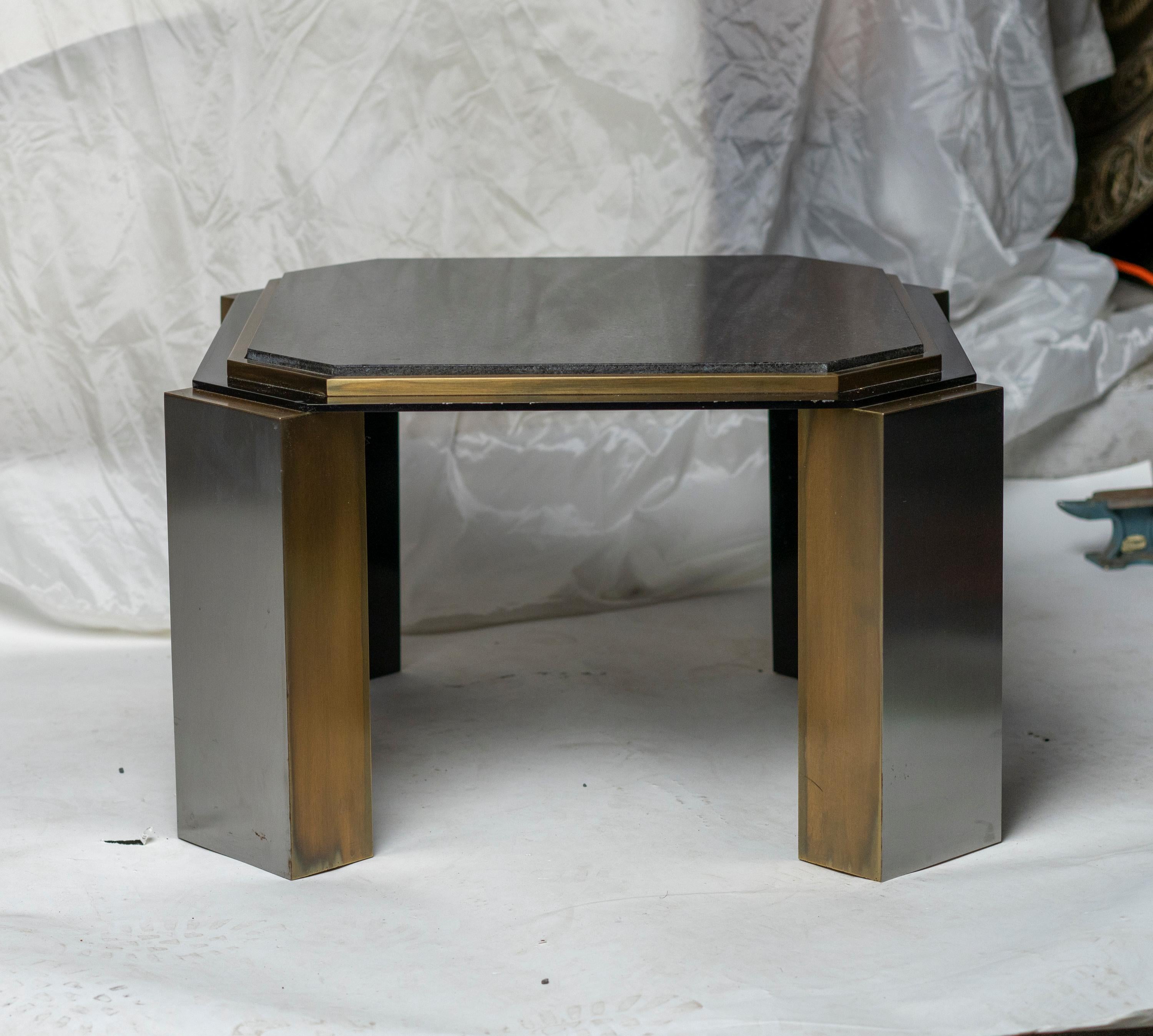 Modernistische niedrige Tische aus emailliertem Stahl und patiniertem Messing aus den 1980er Jahren, Paar im Angebot 1