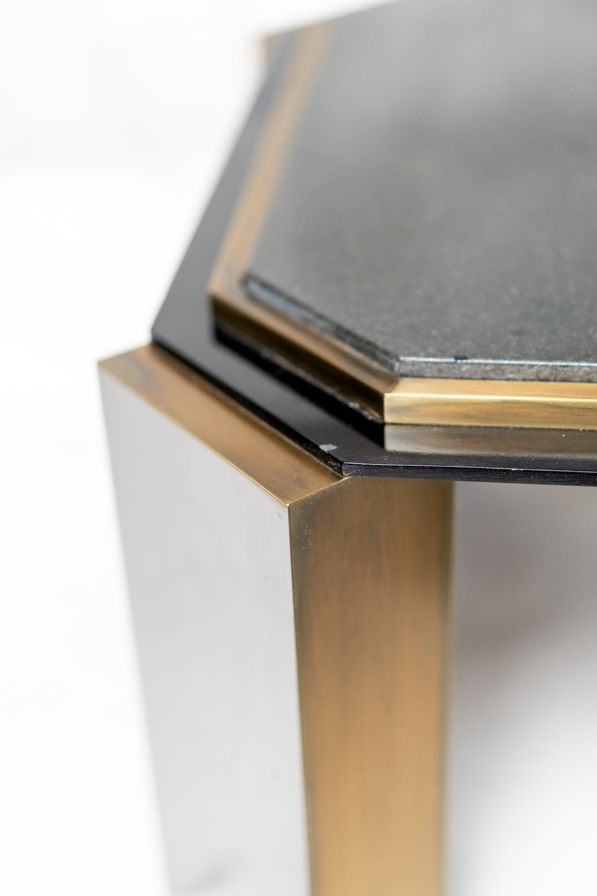 Modernistische niedrige Tische aus emailliertem Stahl und patiniertem Messing aus den 1980er Jahren, Paar im Angebot 2