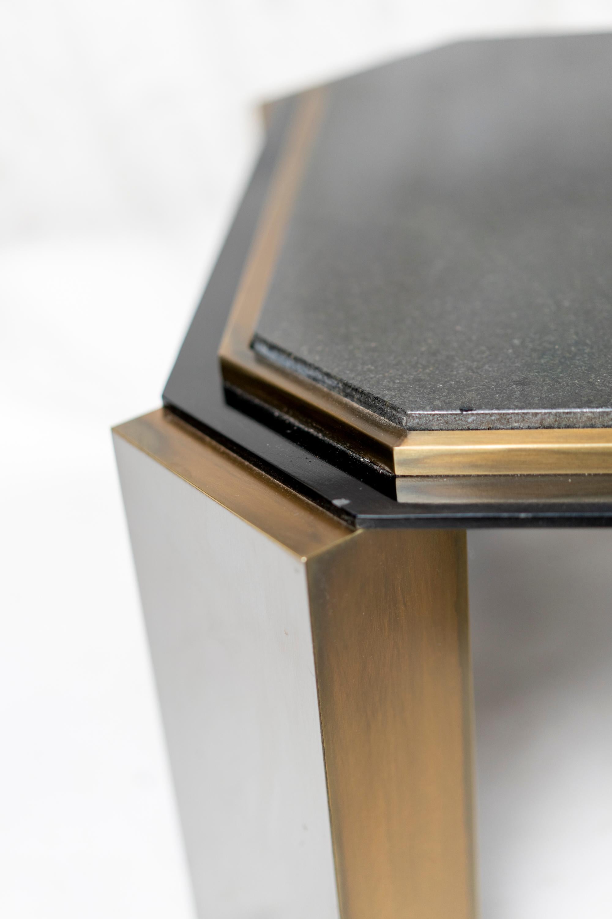 Modernistische niedrige Tische aus emailliertem Stahl und patiniertem Messing aus den 1980er Jahren, Paar im Angebot 4