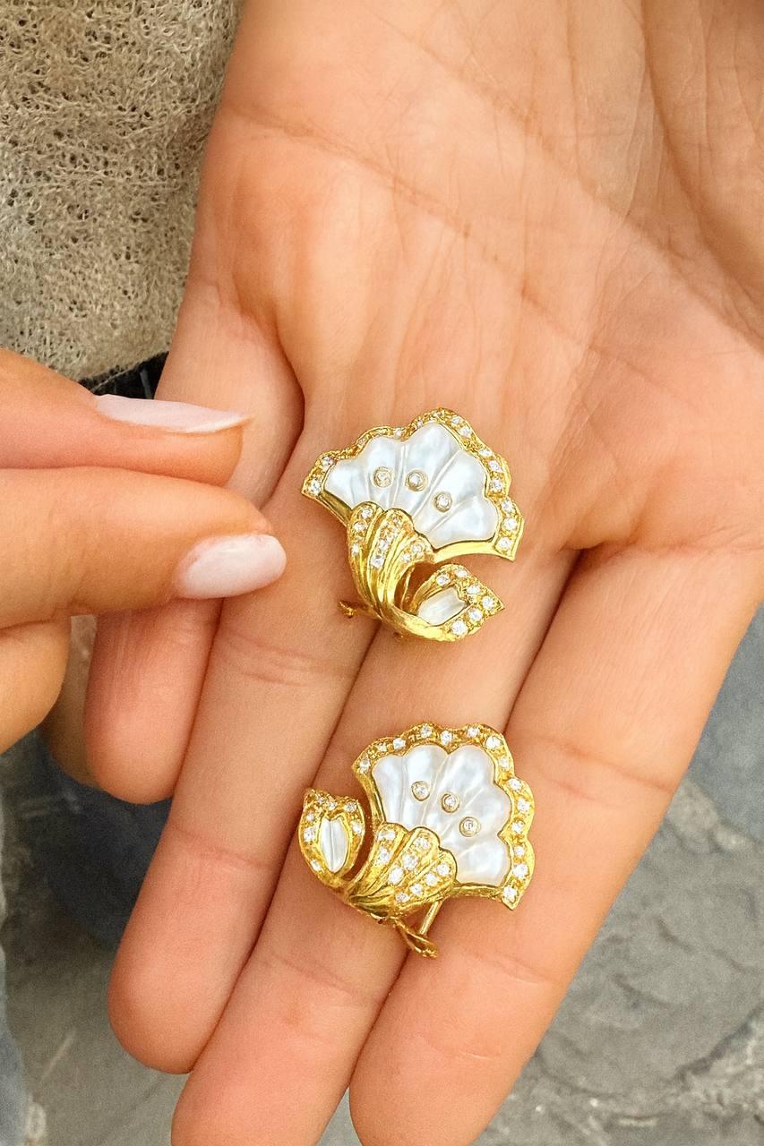 Dramáticos pendientes de oro amarillo macizo de 18k de la d�écada de 1980 de madreperla con (aproximadamente 1,20c ) de diamantes F, VS. 
oro amarillo de 18 quilates
58 diamantes redondos, peso total aprox. 1.20c , F, VS
2 elegantes Nácar
12.9