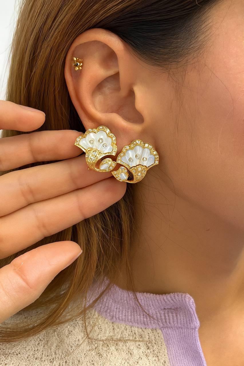 par de pendientes de madreperla y pavé de diamantes de los años 80 Artesano en venta