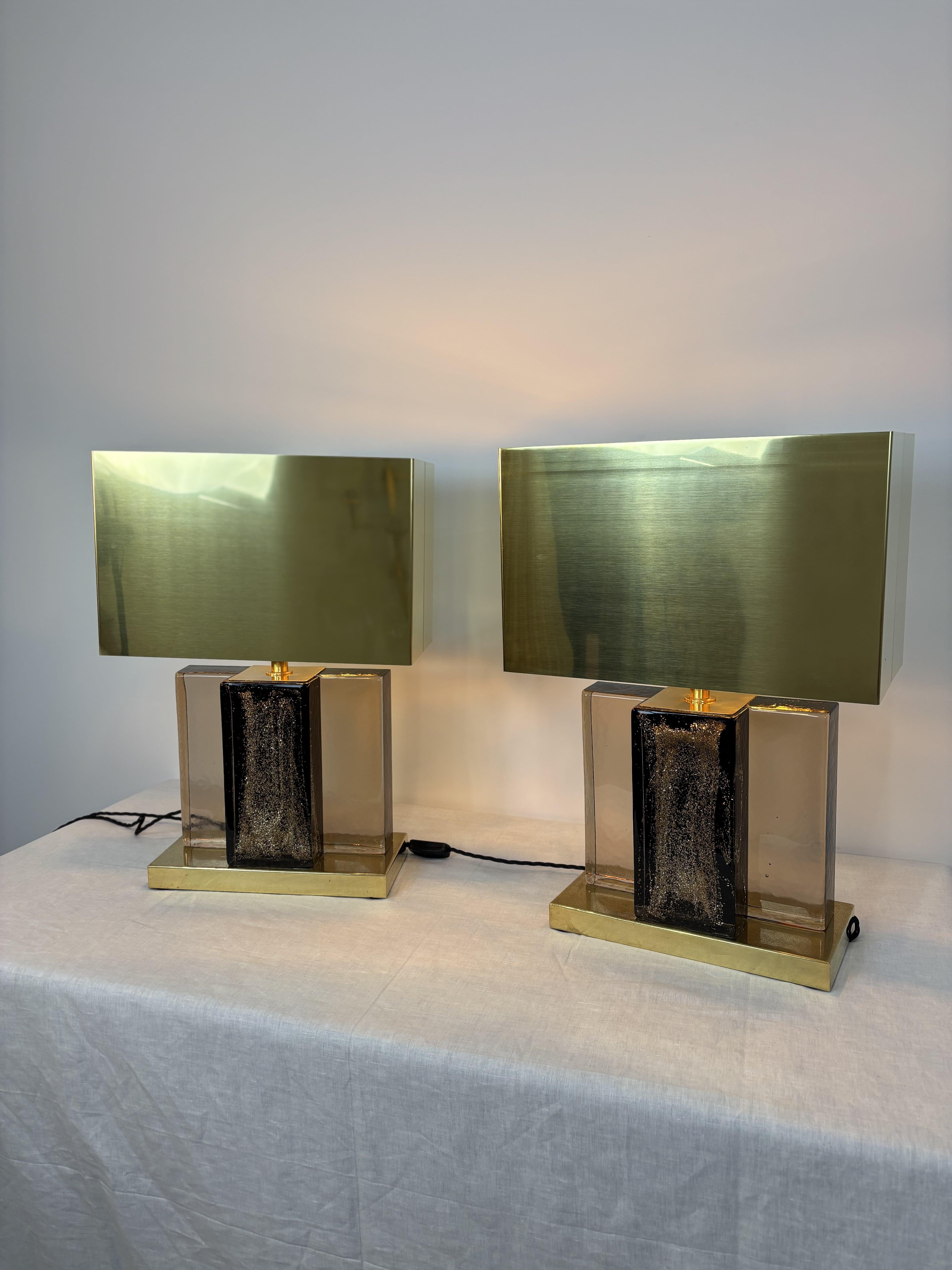 Rare et unique paire de lampes en verre et laiton de Murano des années 80 - Design/One, 20e siècle.
Spectaculaire paire de lampes italiennes en verre soufflé de Murano, incrusté de paillettes d'or dans la masse.  
Chaque pied présente une
