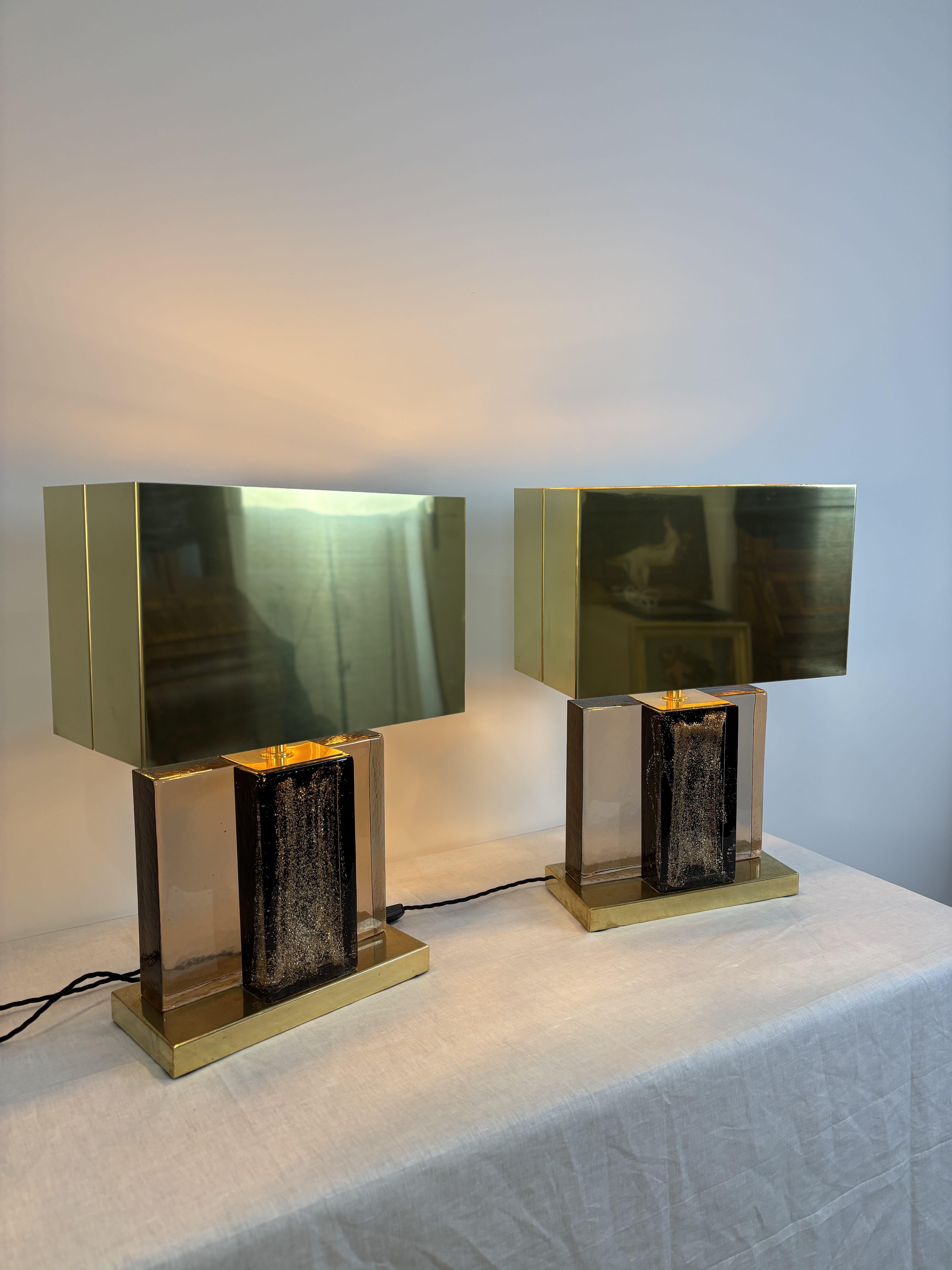 italien Paire de lampes de table en verre de Murano et laiton des années 1980, 20e siècle, Italie en vente