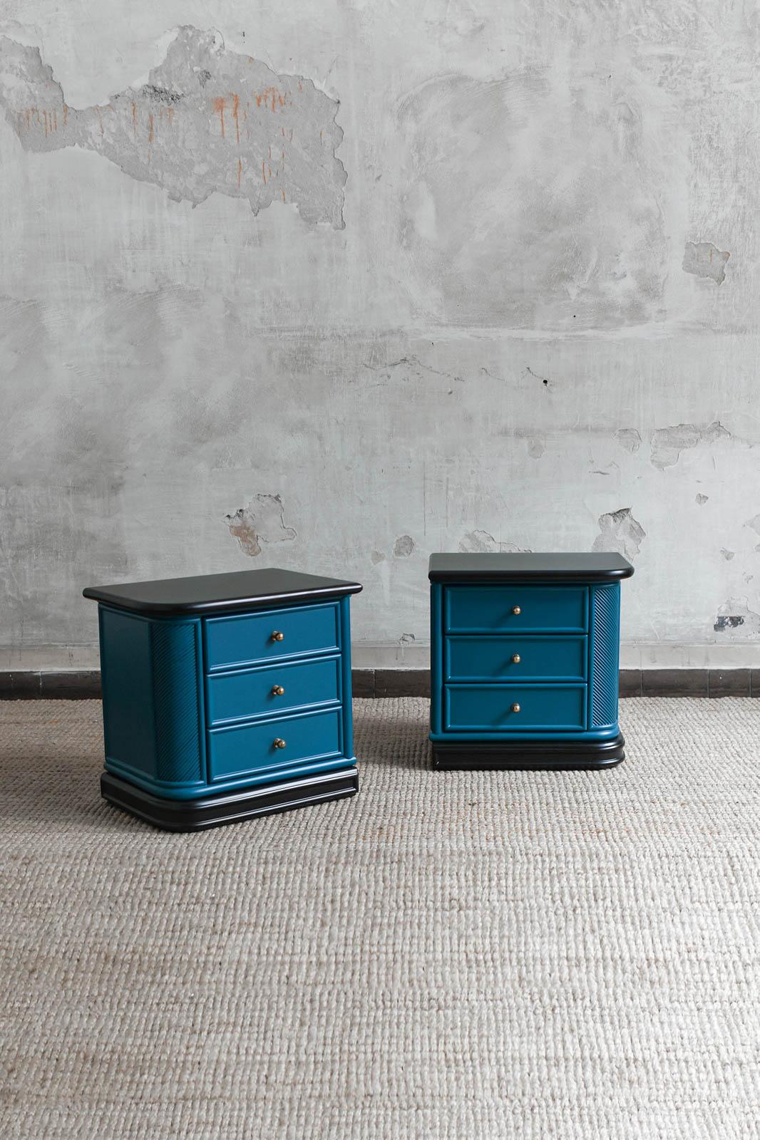 Pair of 1980s Nightstands – Lacquered Series
Product Details
Made of lacquered wood with brass details.
The complete set is available with the chest of drawers.
Dimensions: 50 W x 49.5 H x 36 D cm