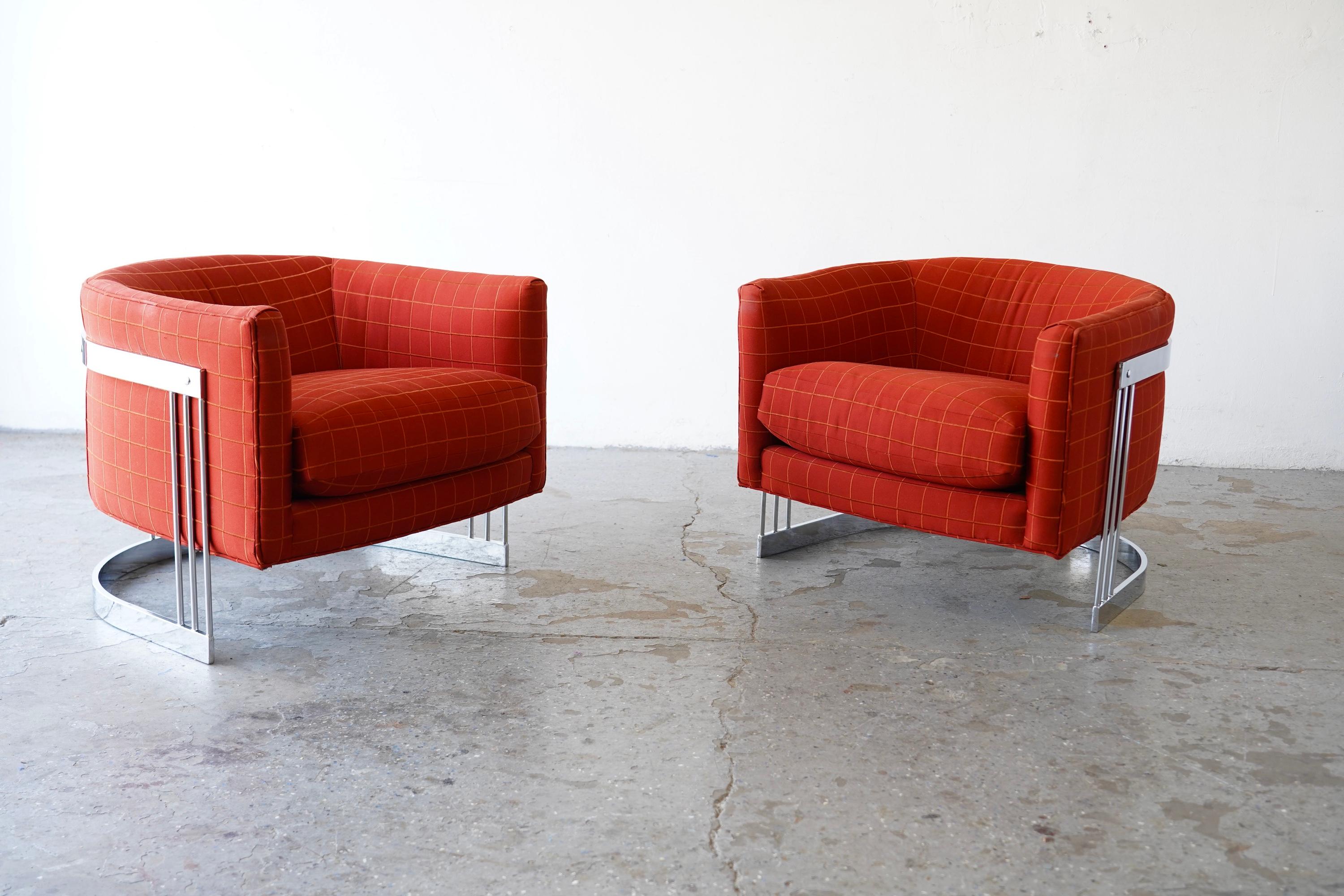 Un meraviglioso  coppia di sedie da salotto postmoderne, circa anni '70-'80, caratterizzate da basi a sbalzo cromate che si avvolgono elegantemente intorno alla forma a botte. L'originale tappezzeria a griglia arancione bruciato offre un'audace nota