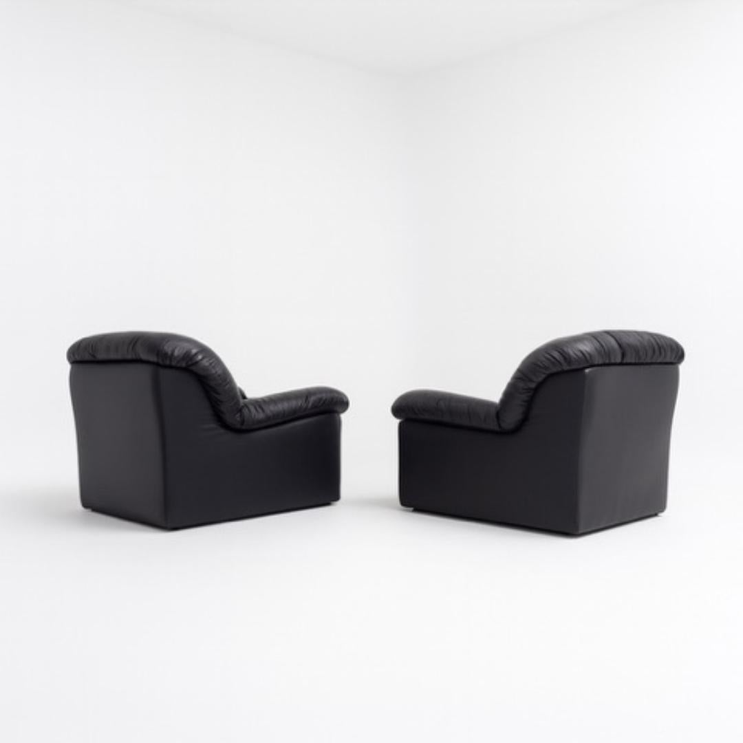 Post-Modern Pair of 1980s Postmodern Sculptural Foam Lounge Chairs For Sale