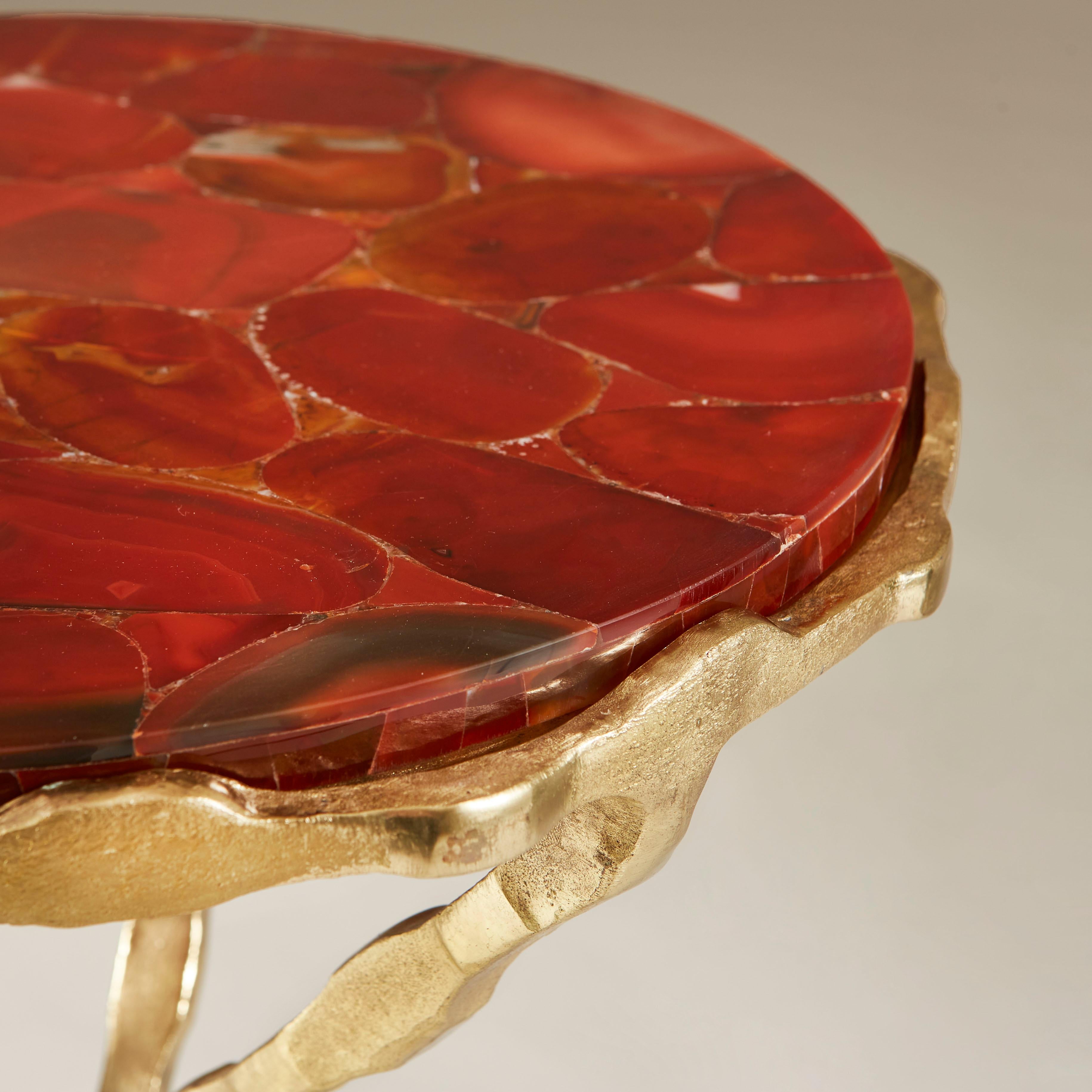 Paar italienische Dreibein-Beistelltische aus Gold und rotem Achat, 1980er Jahre (Metall) im Angebot