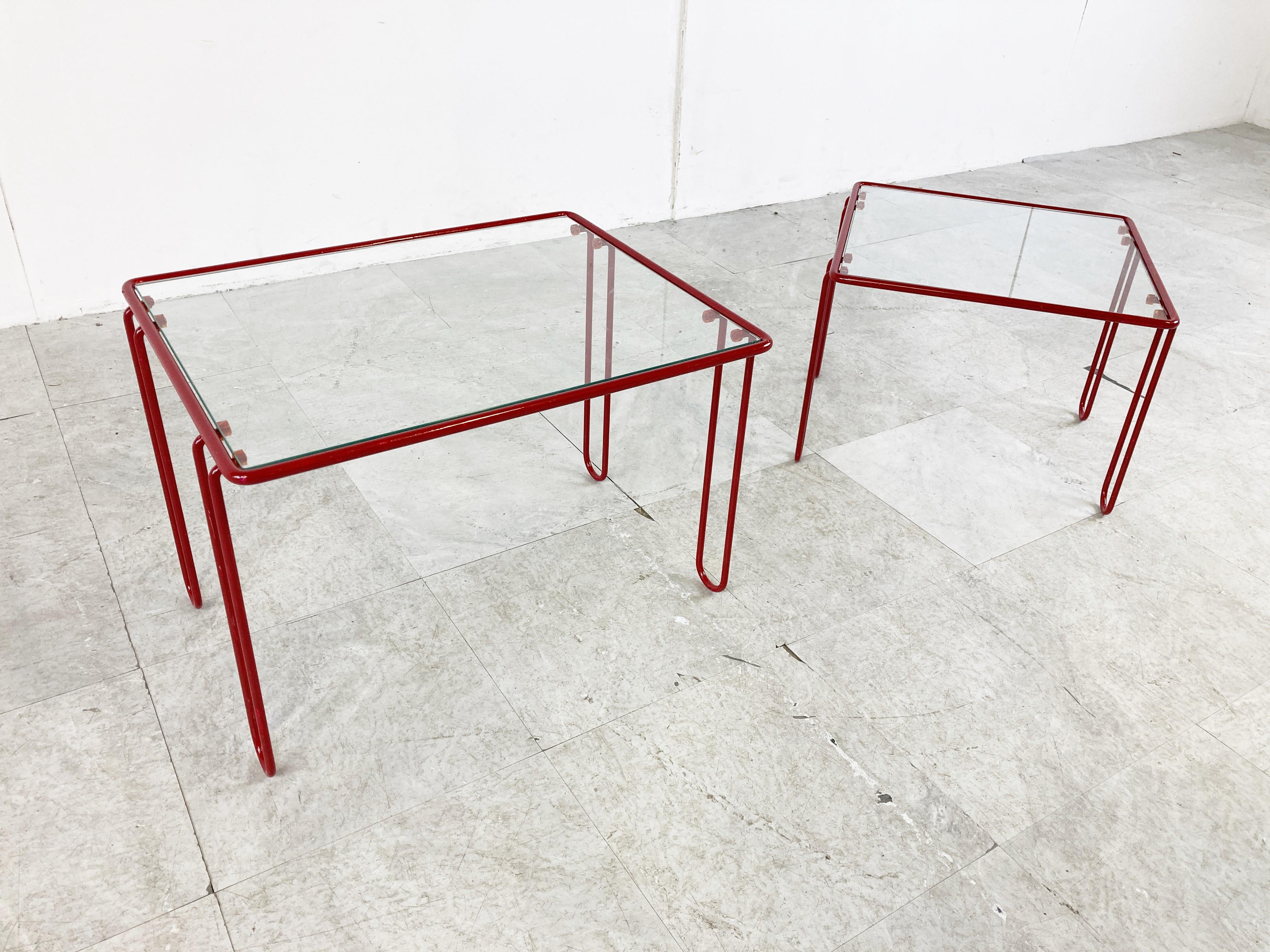 Pair of red lacquered metal post modern side tables or nesting tables.

They have a clear glass top.

Good condition

1980s - Belgium

Largest table:
Height: 36cm/14.17
