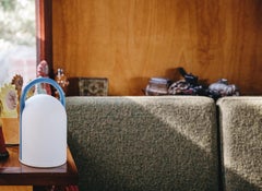 Coppia di lampade Romolo Lanciani 'Tender' in vetro opalino e blu degli anni '80 per Tronconi