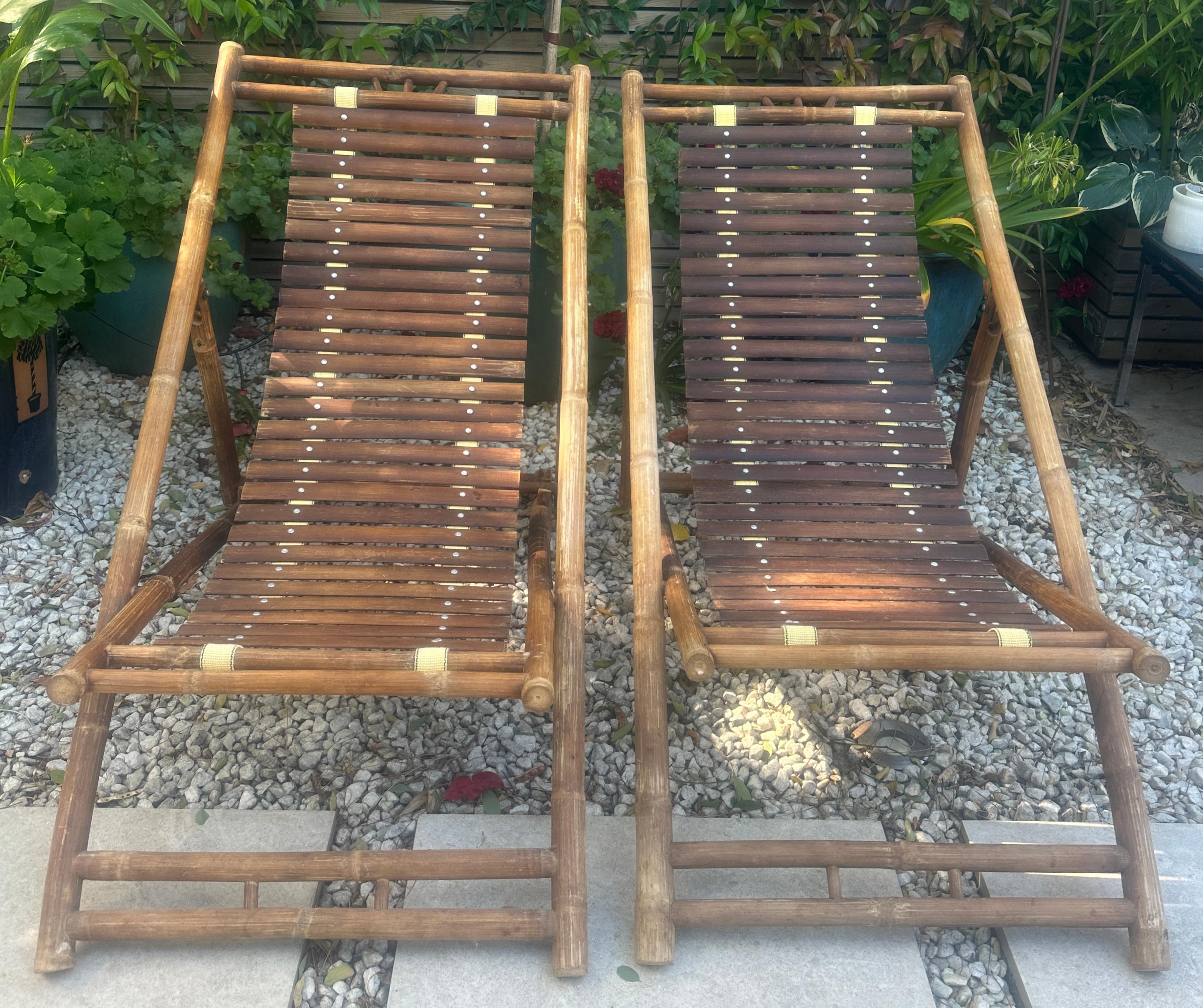 Coppia di sedie a sdraio o lettini pieghevoli in bambù italiano vintage e rustico degli anni '80 che possono essere un'elegante aggiunta a qualsiasi spazio esterno.

Queste sedie a sdraio, grazie al loro design pieghevole, sono facili da riporre per