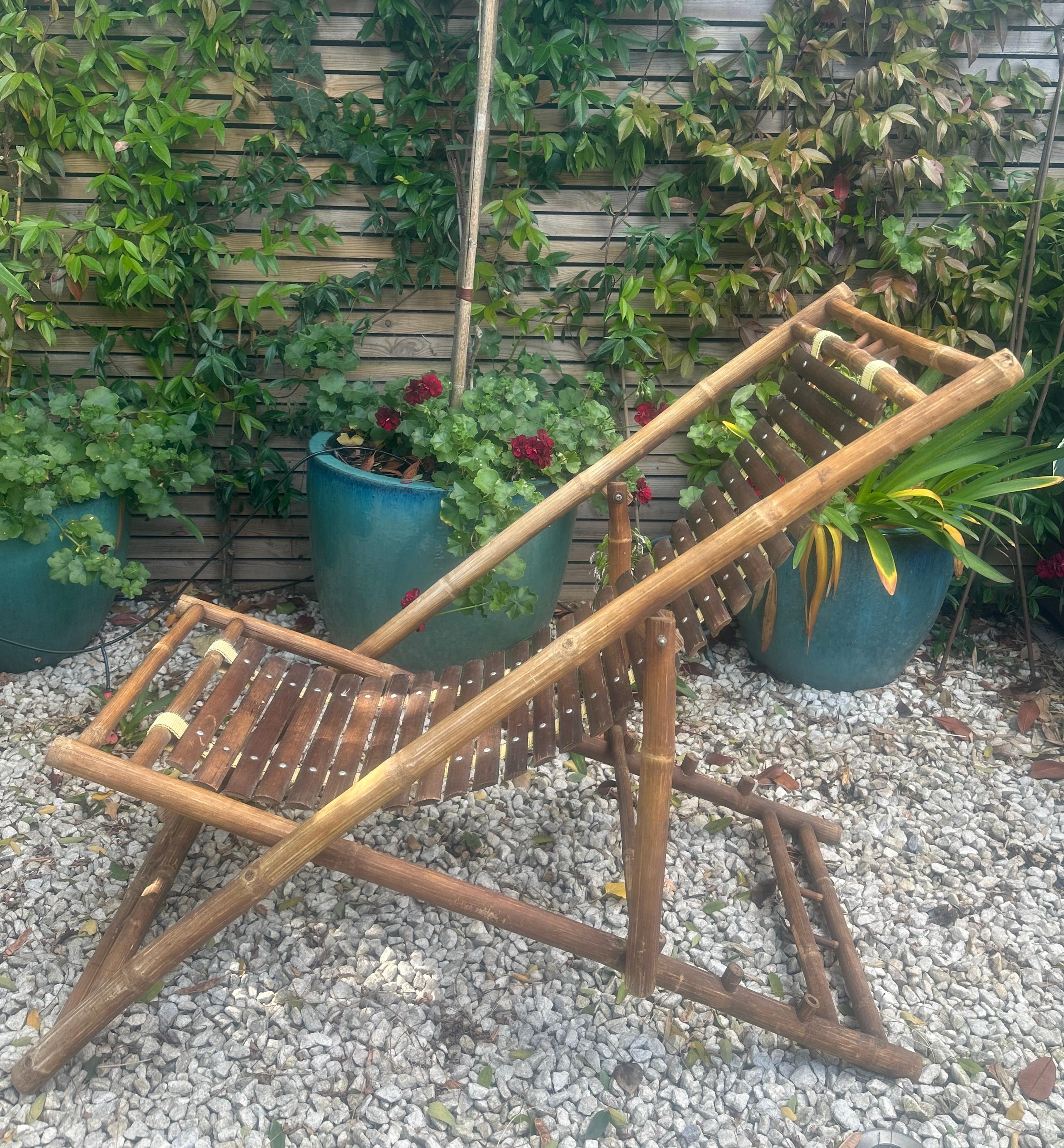 Coppia di sedie a sdraio o lettini in bambù rustico italiano degli anni '80 in vendita 2